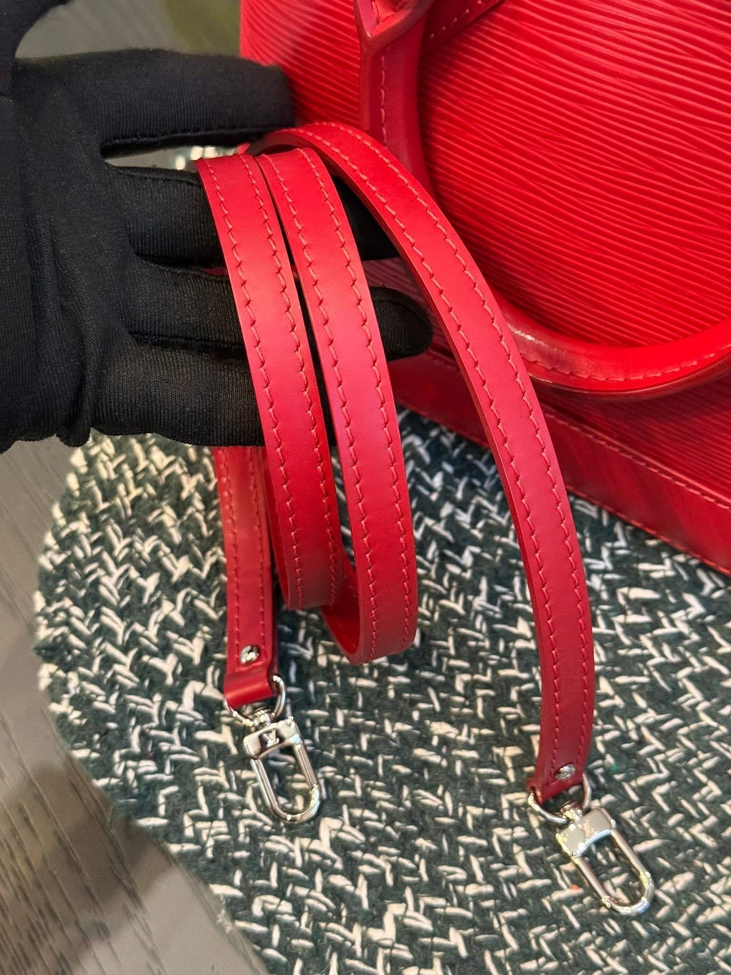 Alma BB in Epi Red with Clochette, Lock 🔐 keys, Original Strap, Dustbag and Insert Organizer 🗓️ Year: 2012