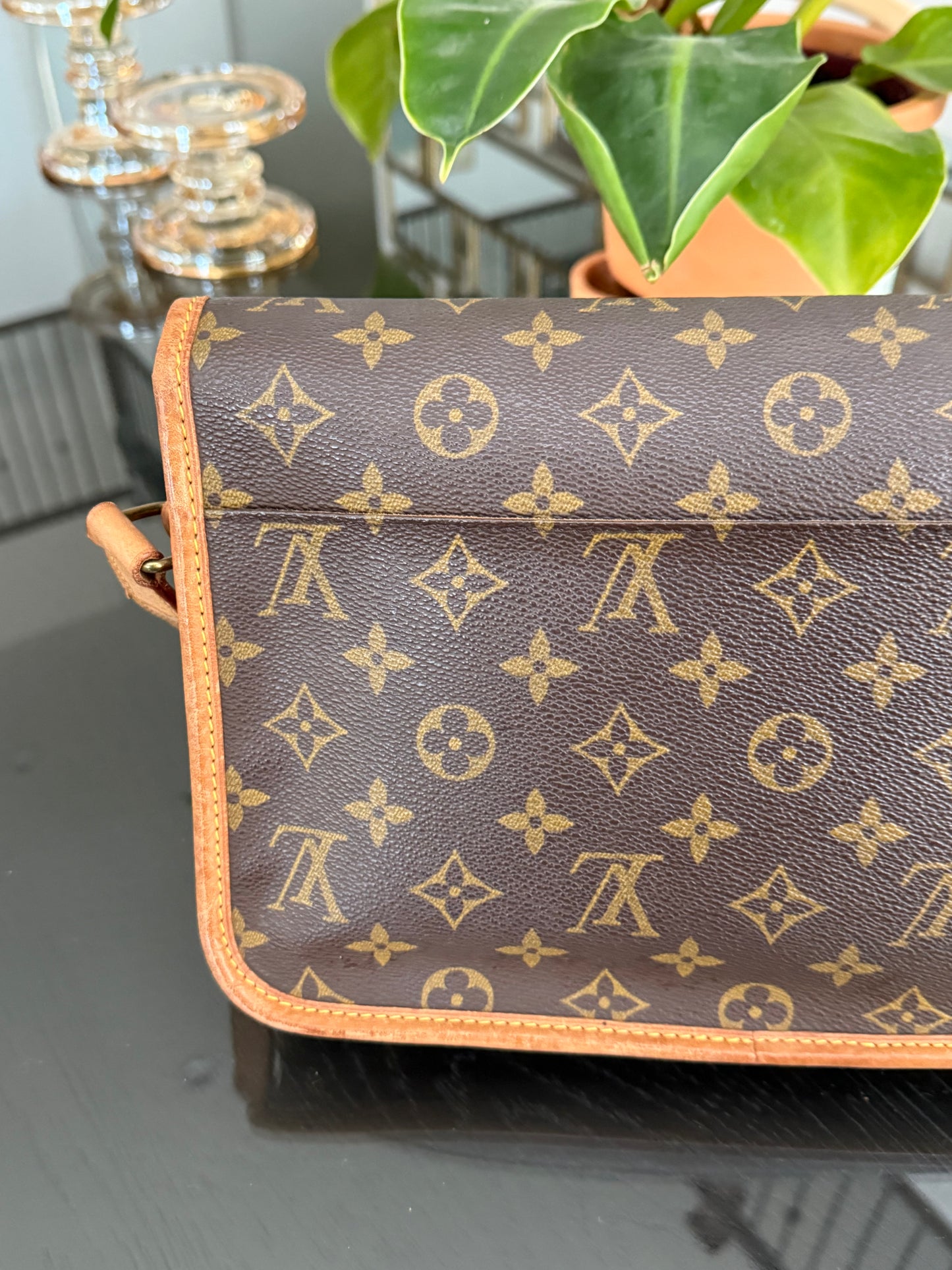 Gibeciere MM Crossbody Messenger -
📅 Year: 1991