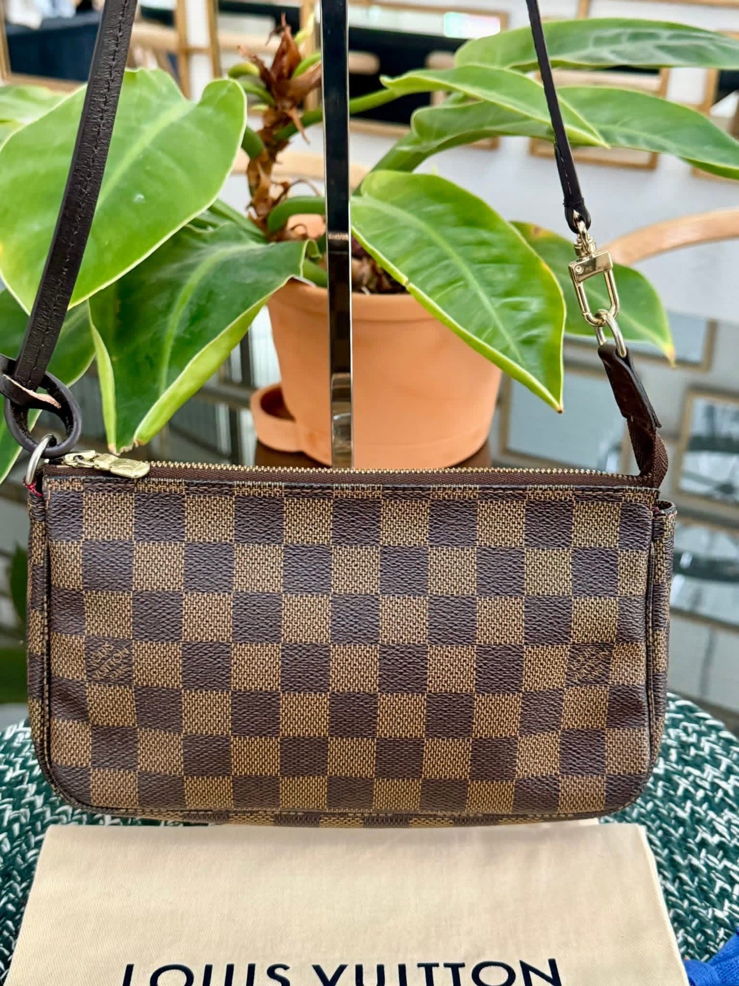 Pochette Accessories in DE with Non branded Strap 📅 Year: 2007