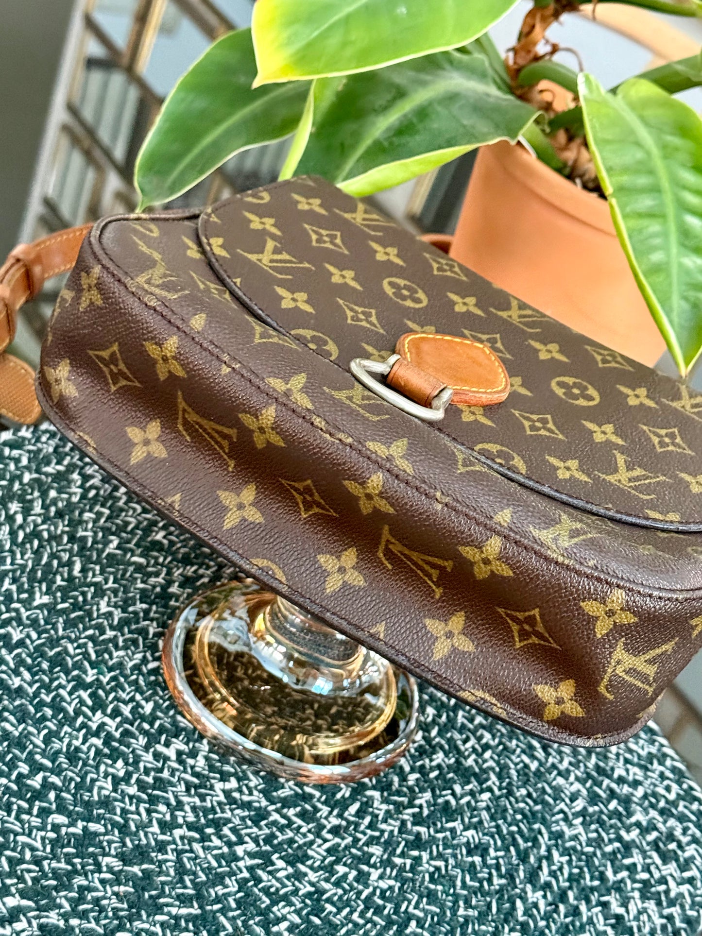 St. Cloud GM in Monogram 📅 Circa 80’s
💥No Peeling and No Stickiness💥