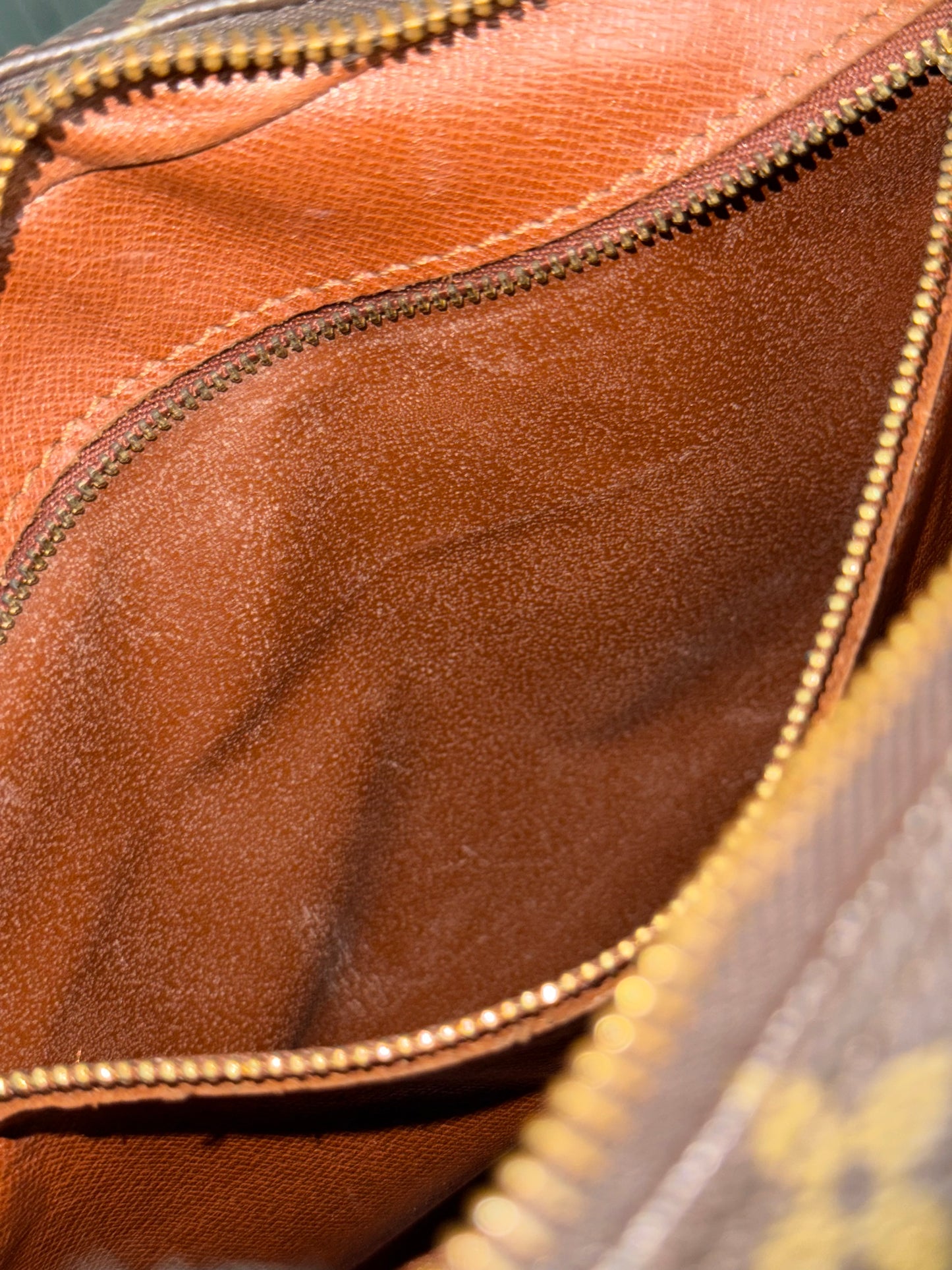 Jeaunefille GM Crossbody 📅 Year: 1987