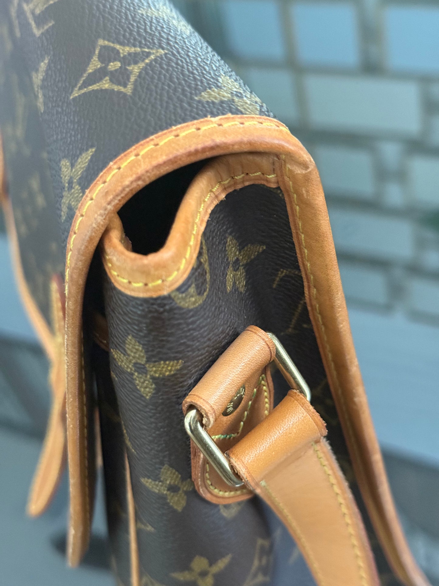 Gibeciere GM Messenger/ Crossbody Bag 📅 Year: 1994