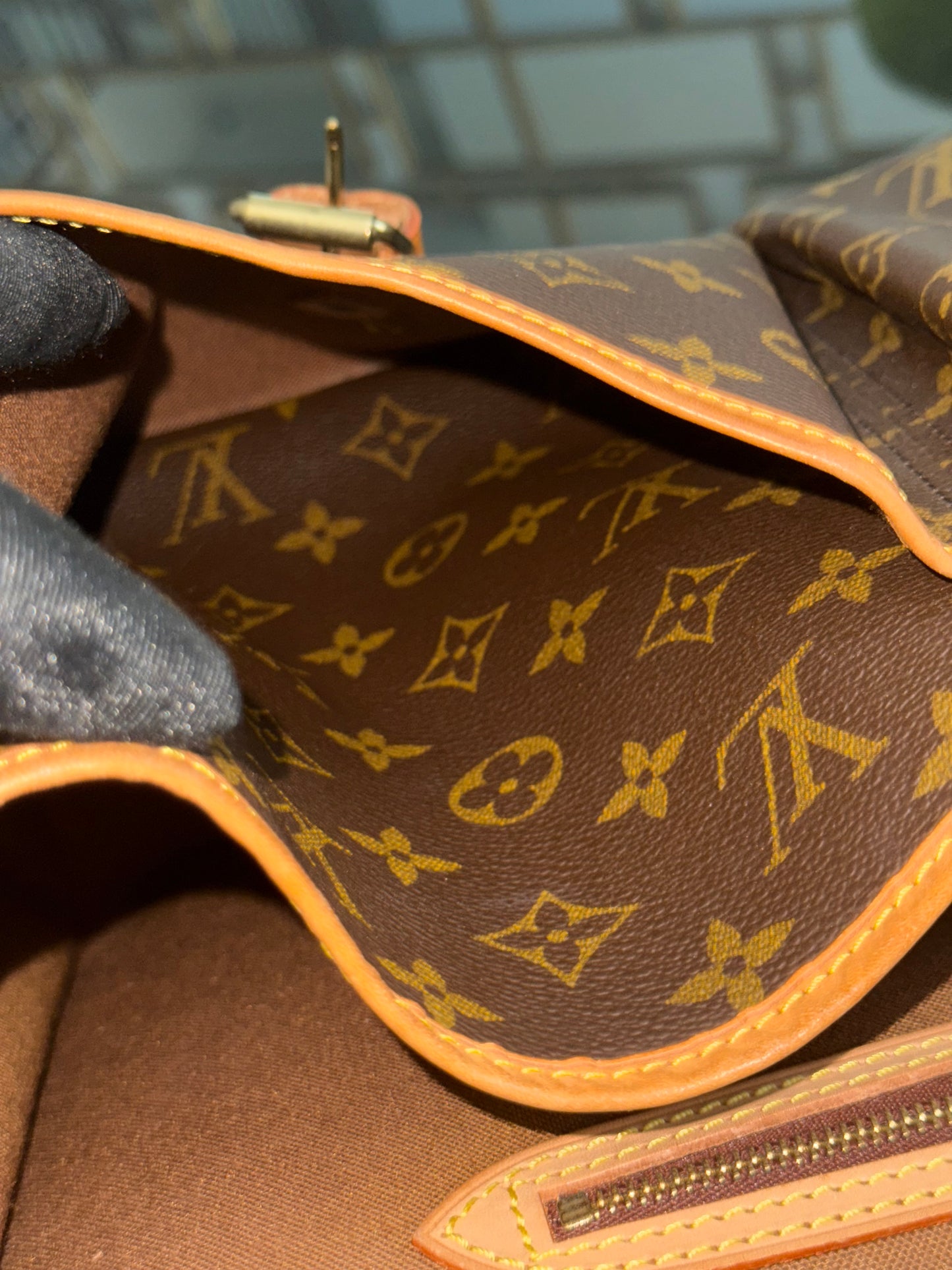 Gibeciere GM Messenger/ Crossbody Bag 📅 Year: 1994