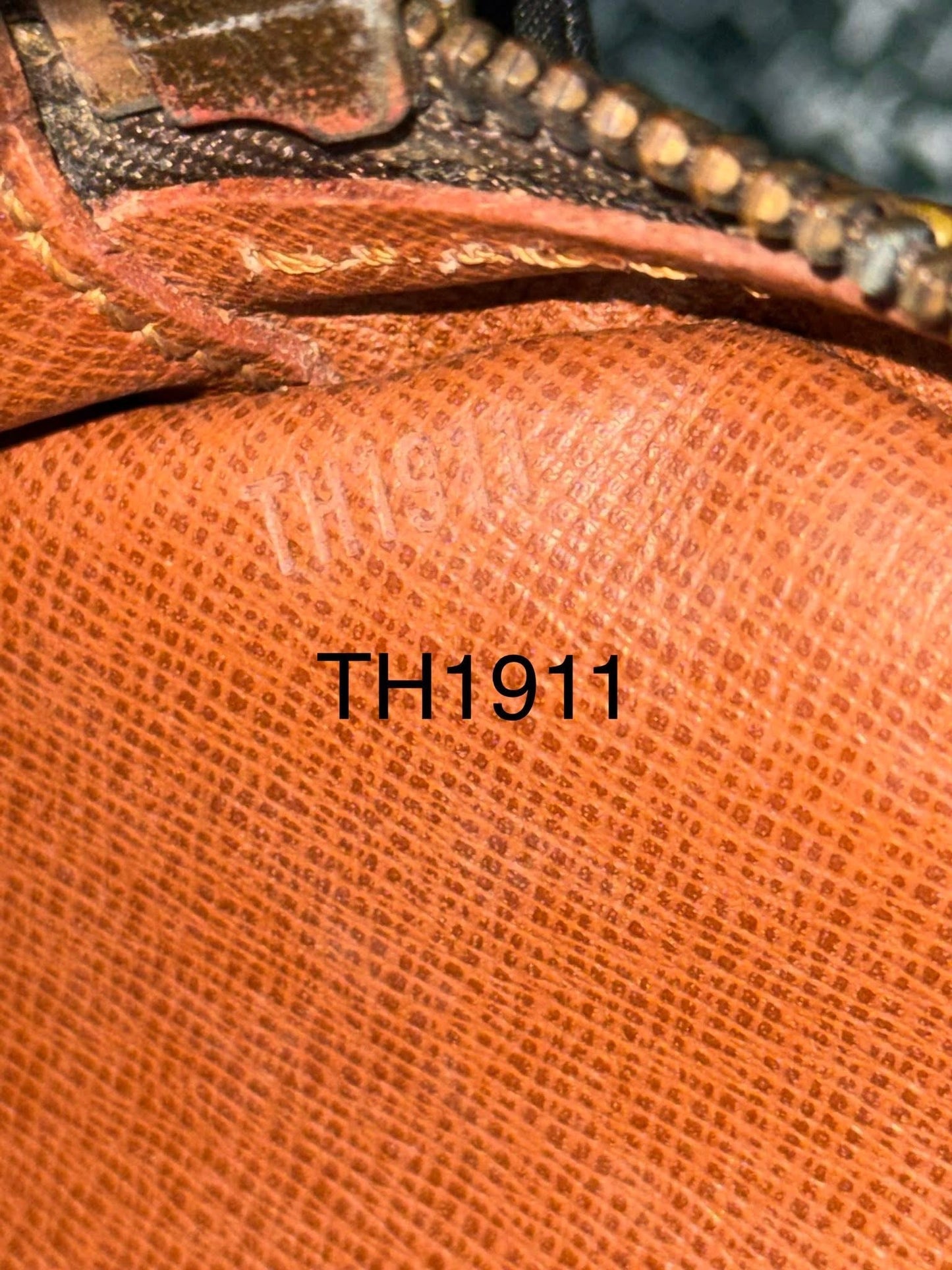 Senlis Crossbody - 🗓️ Year: 1991