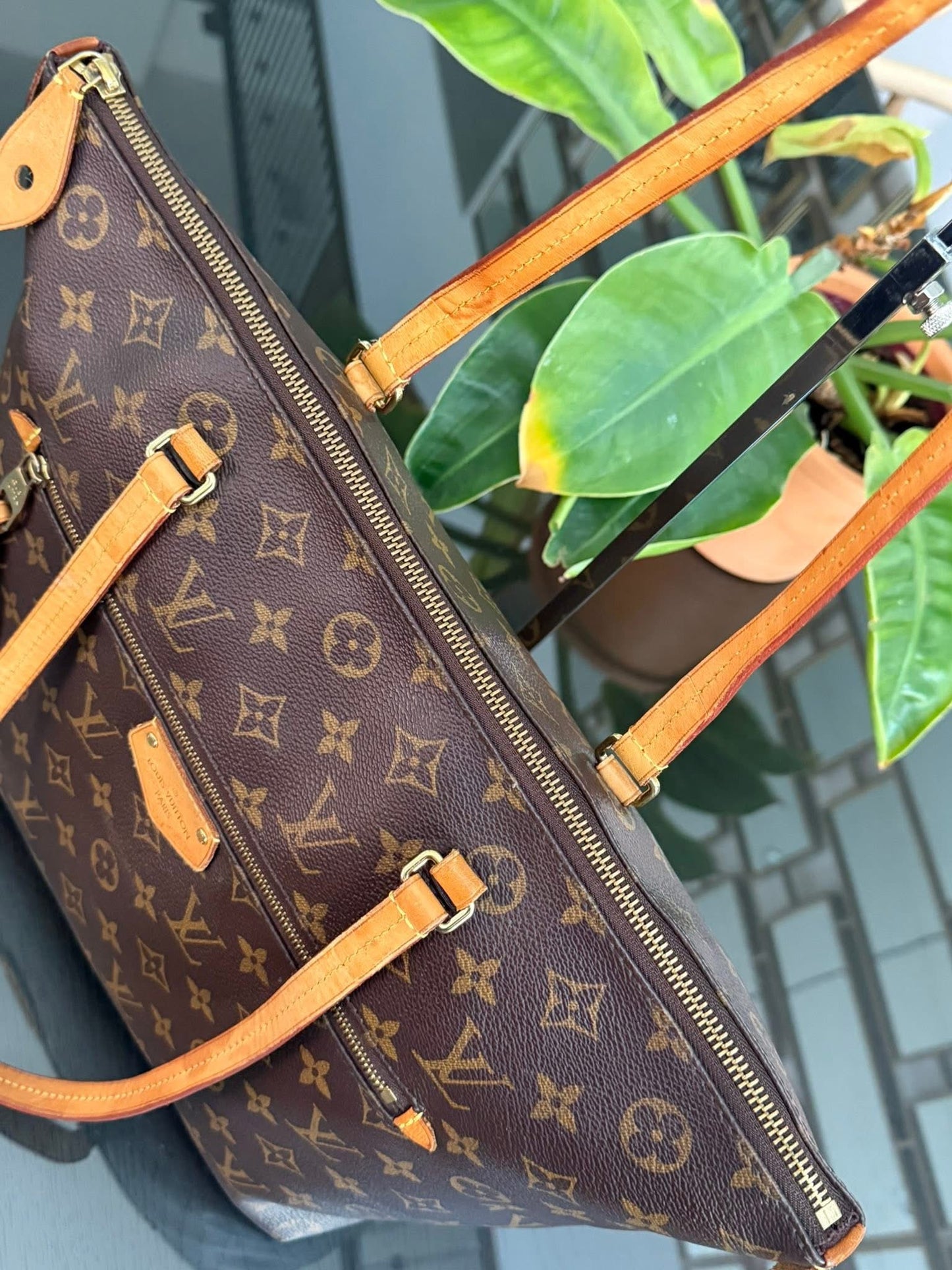 Monogram Lena MM Tote with Non branded Twilly 🗓️ Year: 2016