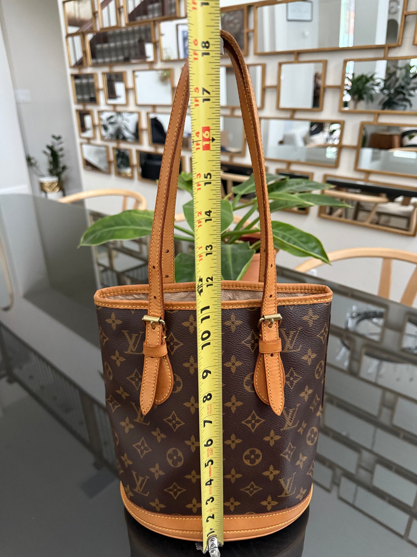 Petite Bucket in Monogram 🗓️ Year: 2000