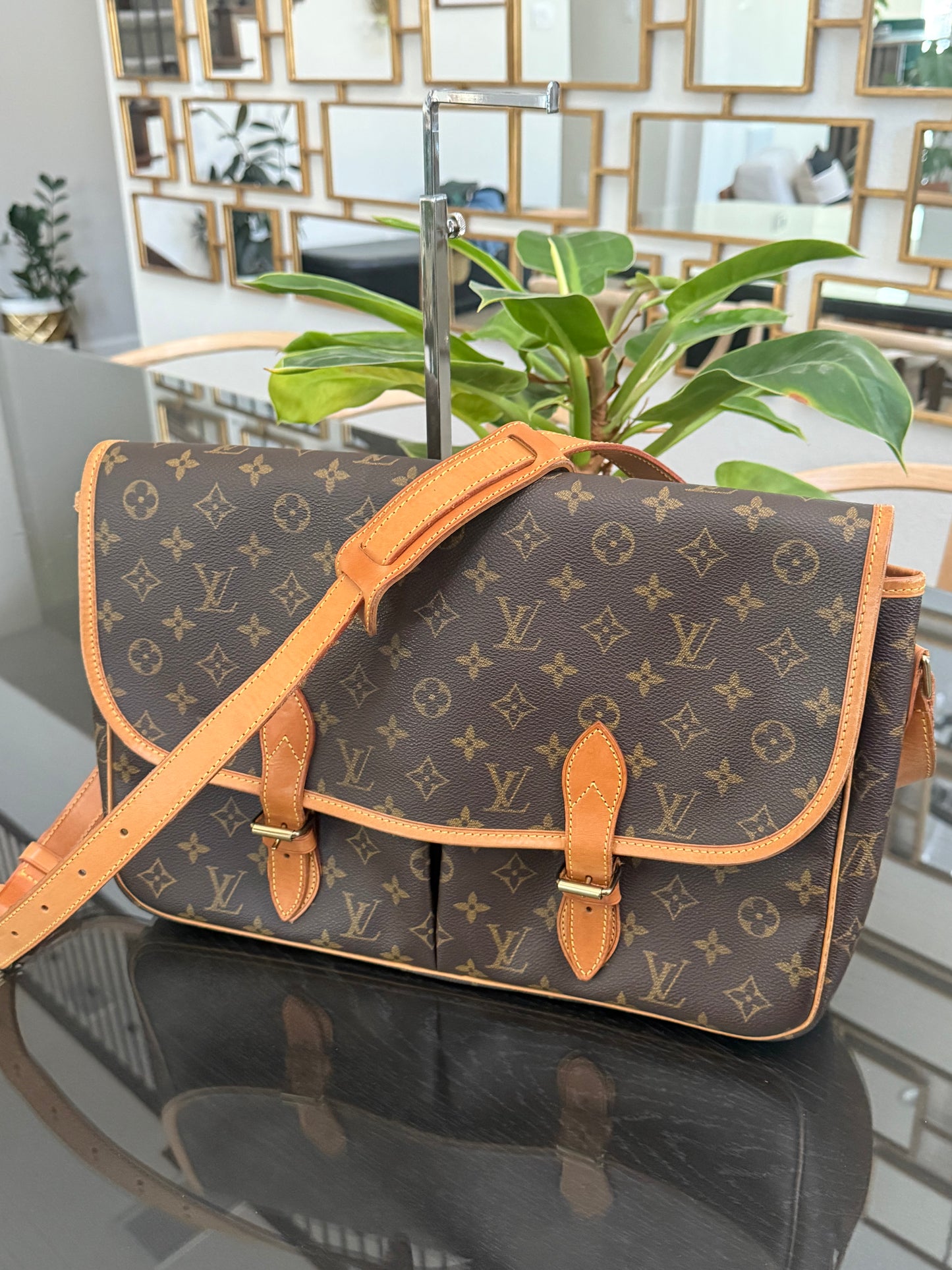 Gibeciere GM Messenger/ Crossbody Bag 📅 Year: 1994
