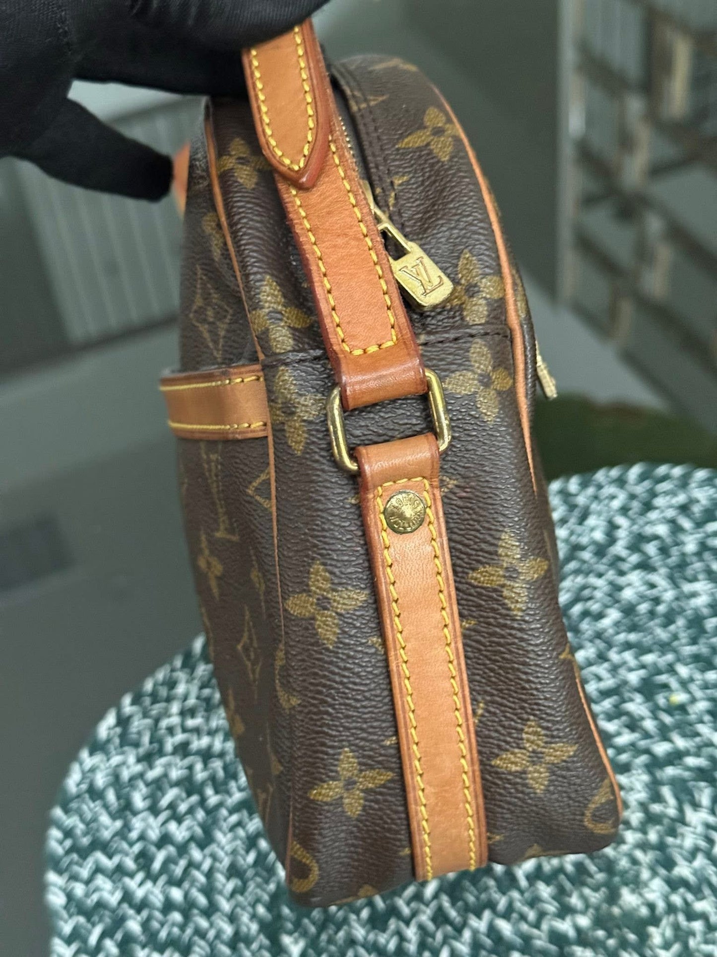 Senlis Crossbody - 🗓️ Year: 1991