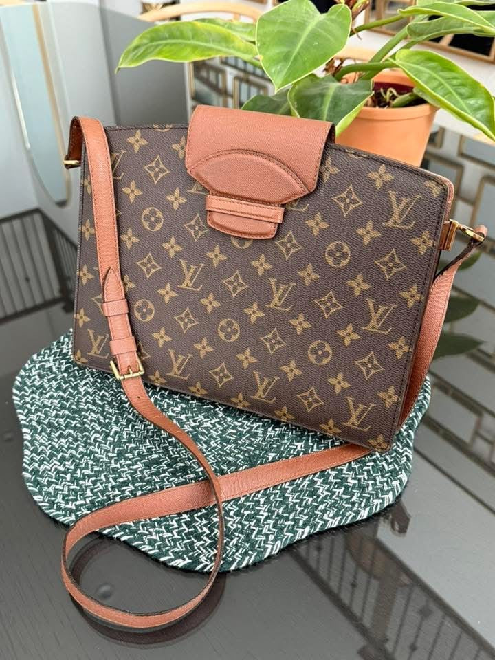 Courcelles Shoulder/ Crossbody bag 📅 Year: 1997