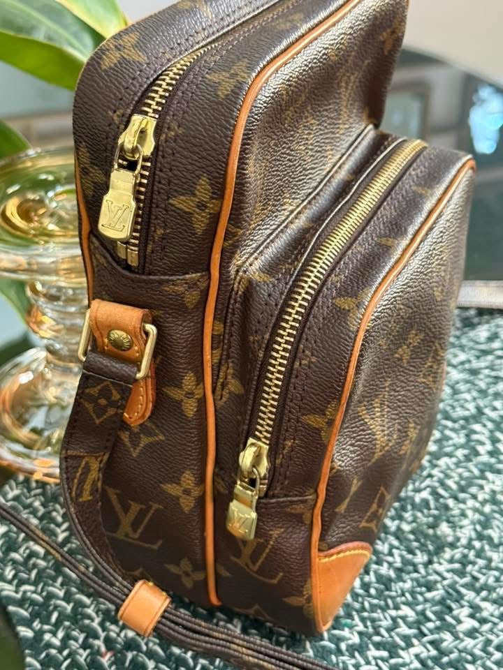 Amazon PM Crossbody 🗓️ Year: 2000