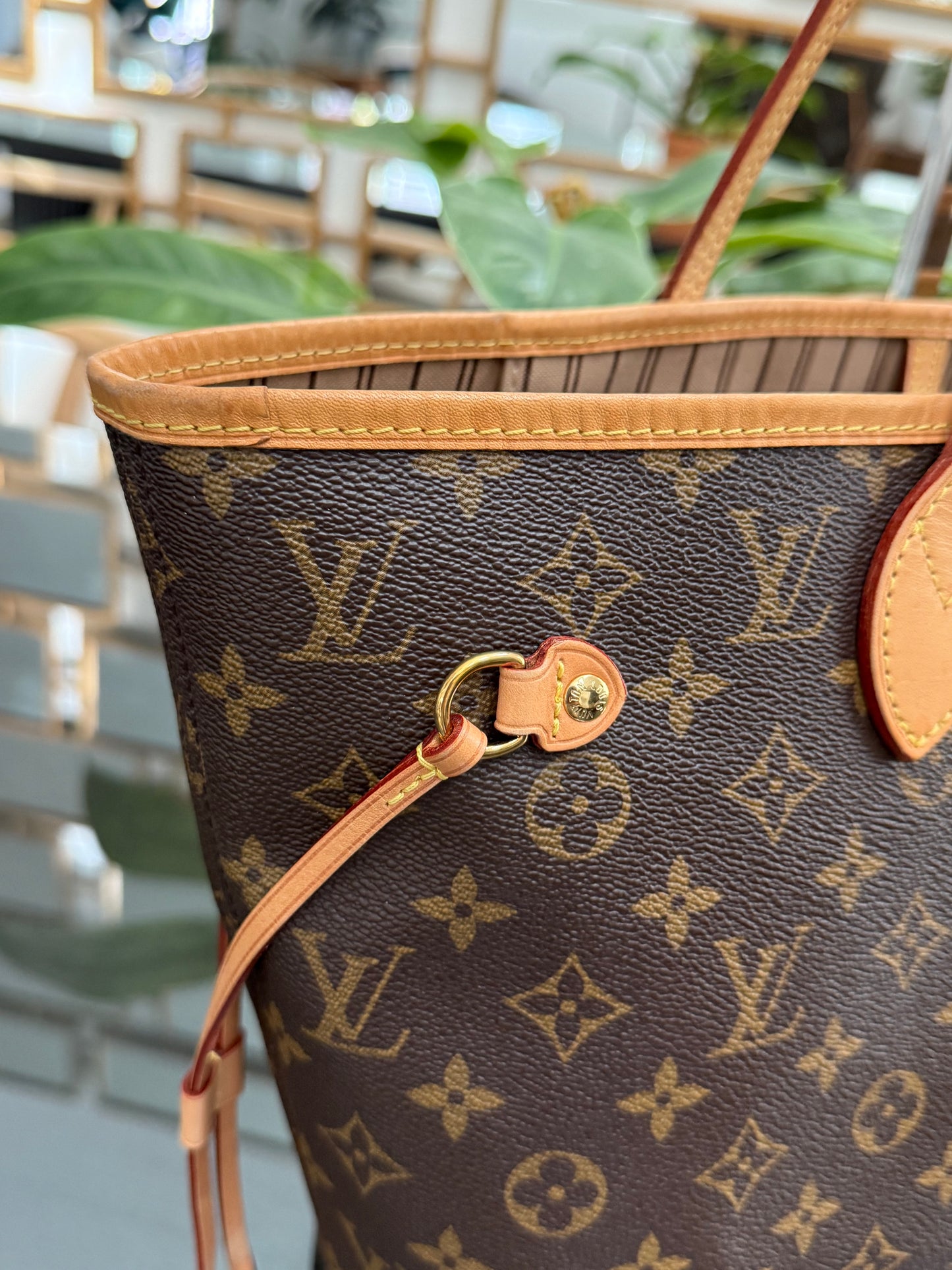 Neverfull MM in Monogram with Dustbag and Insert Organizer 📅 Year: 2017
