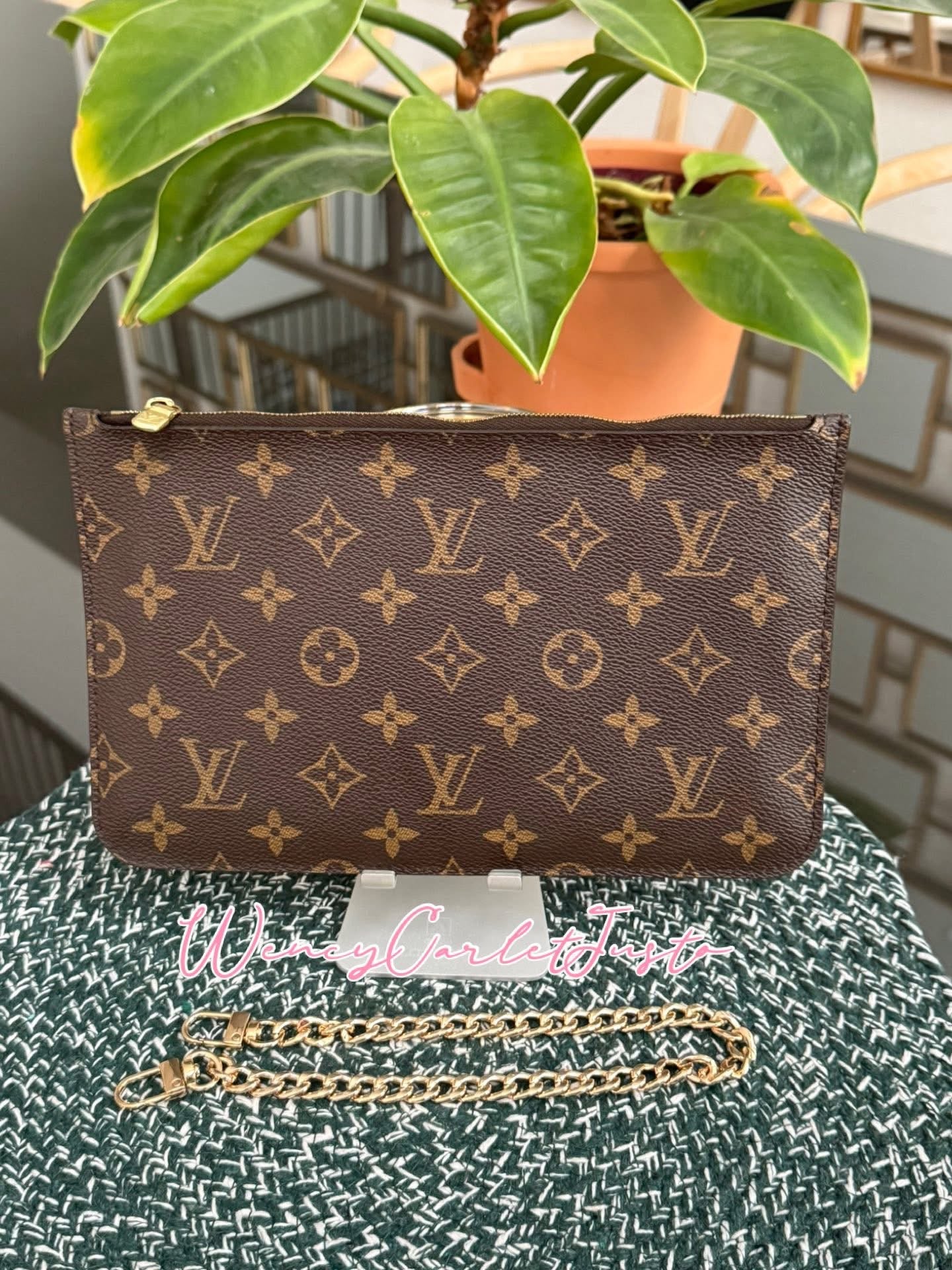 Neverfull MM/ GM Pouch with Non branded Wriststrap 🗓️ Year: 2018