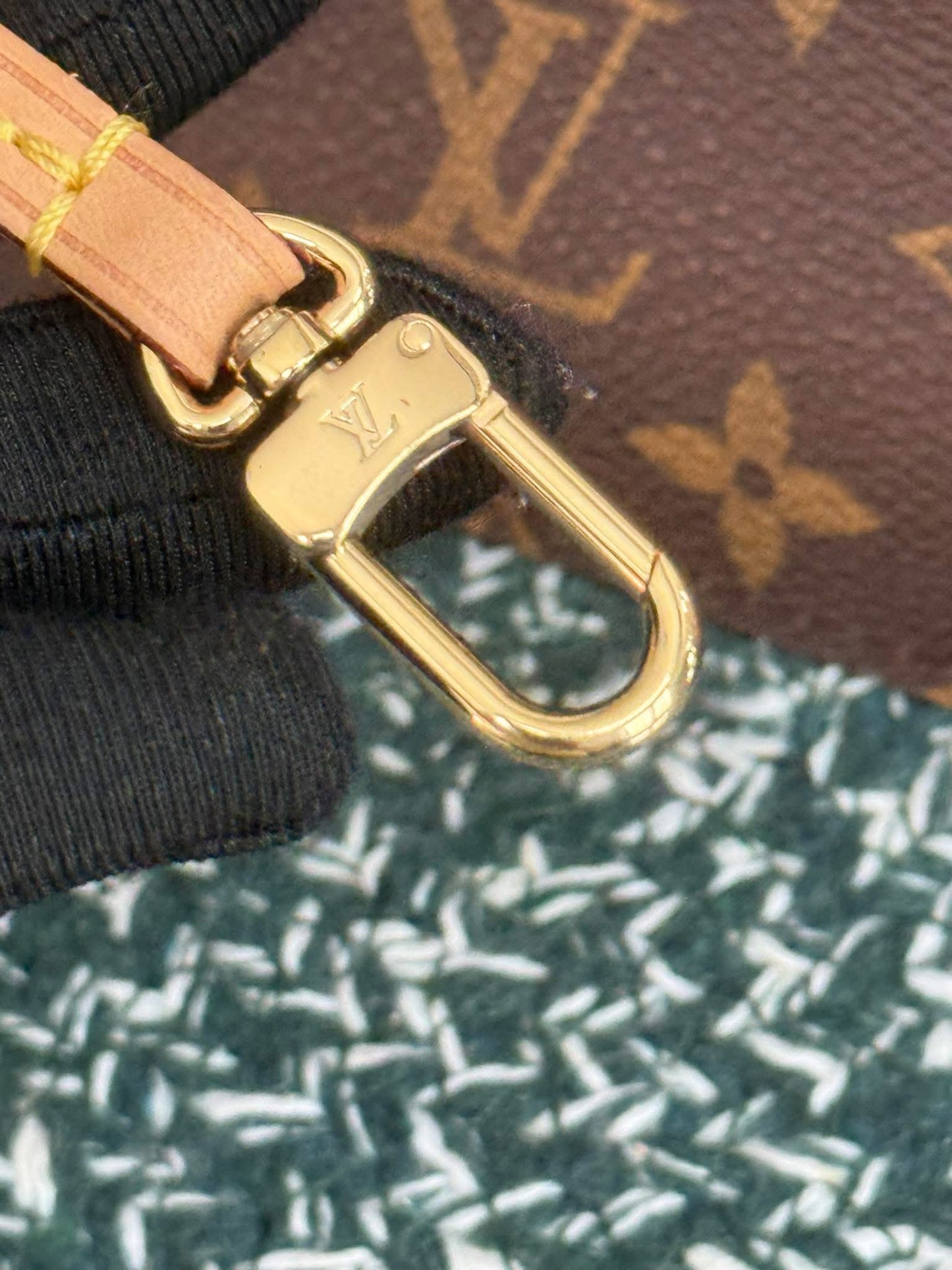Neverfull MM/GM Pouch in Cerise 🗓️Microchip & Authenticated