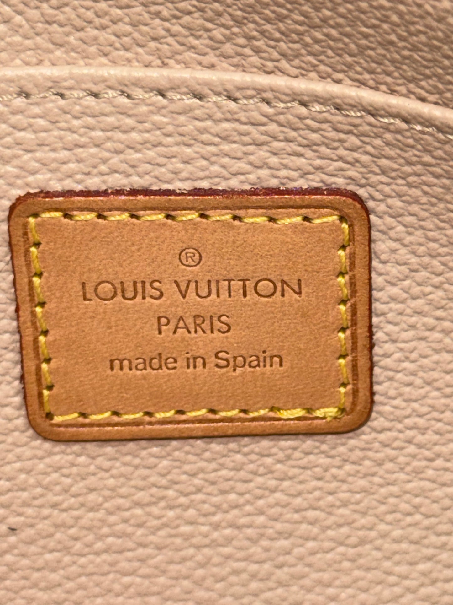 Cosmetic Pouch PM 🗓️ Year: 2003