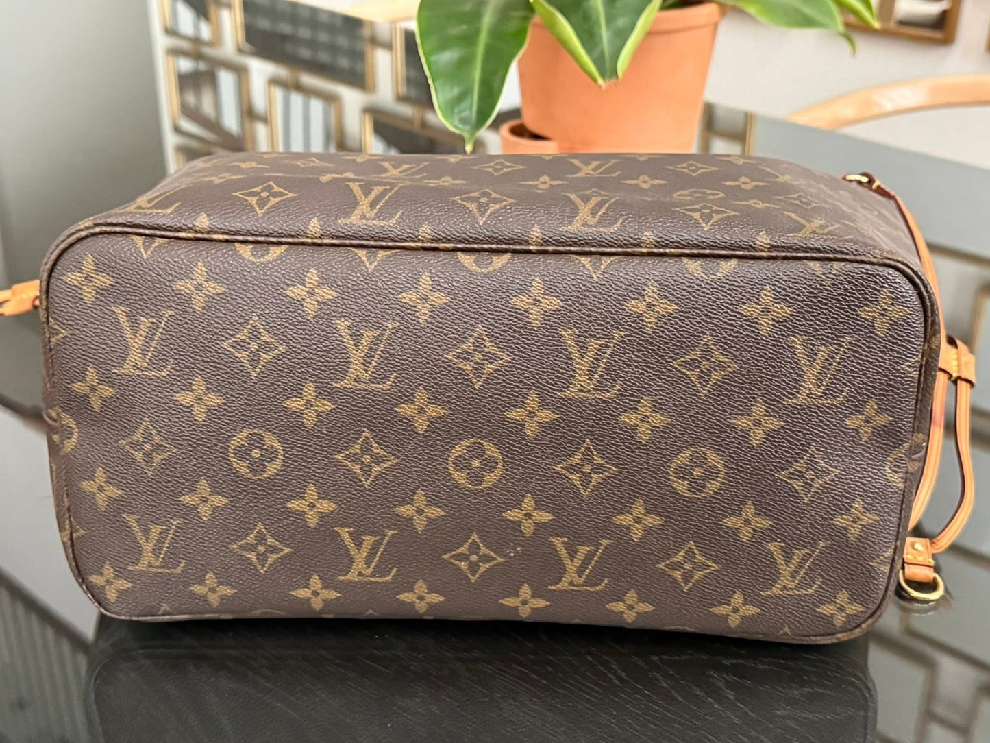 Neverfull MM with Dustbag and Insert Organizer 📅 Year: 2011