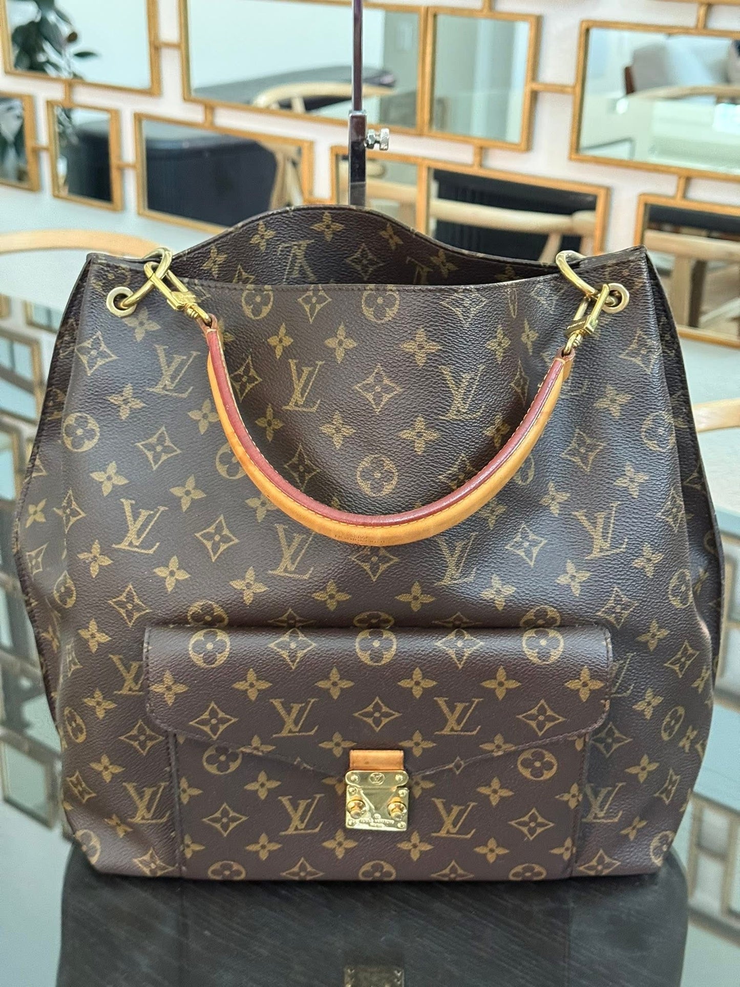 Hobo Metis in Monogram with Original Strap and Dustbag 📅 Year: 2013
