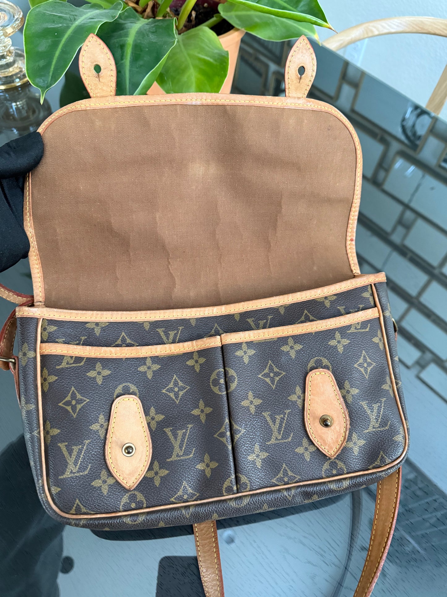 Gibeciere MM Crossbody Messenger -
📅 Year: 1991