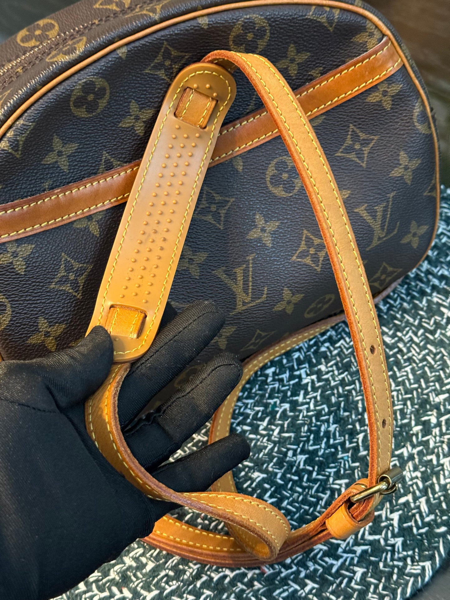 Blois Crossbody -🗓️ Year: 1995