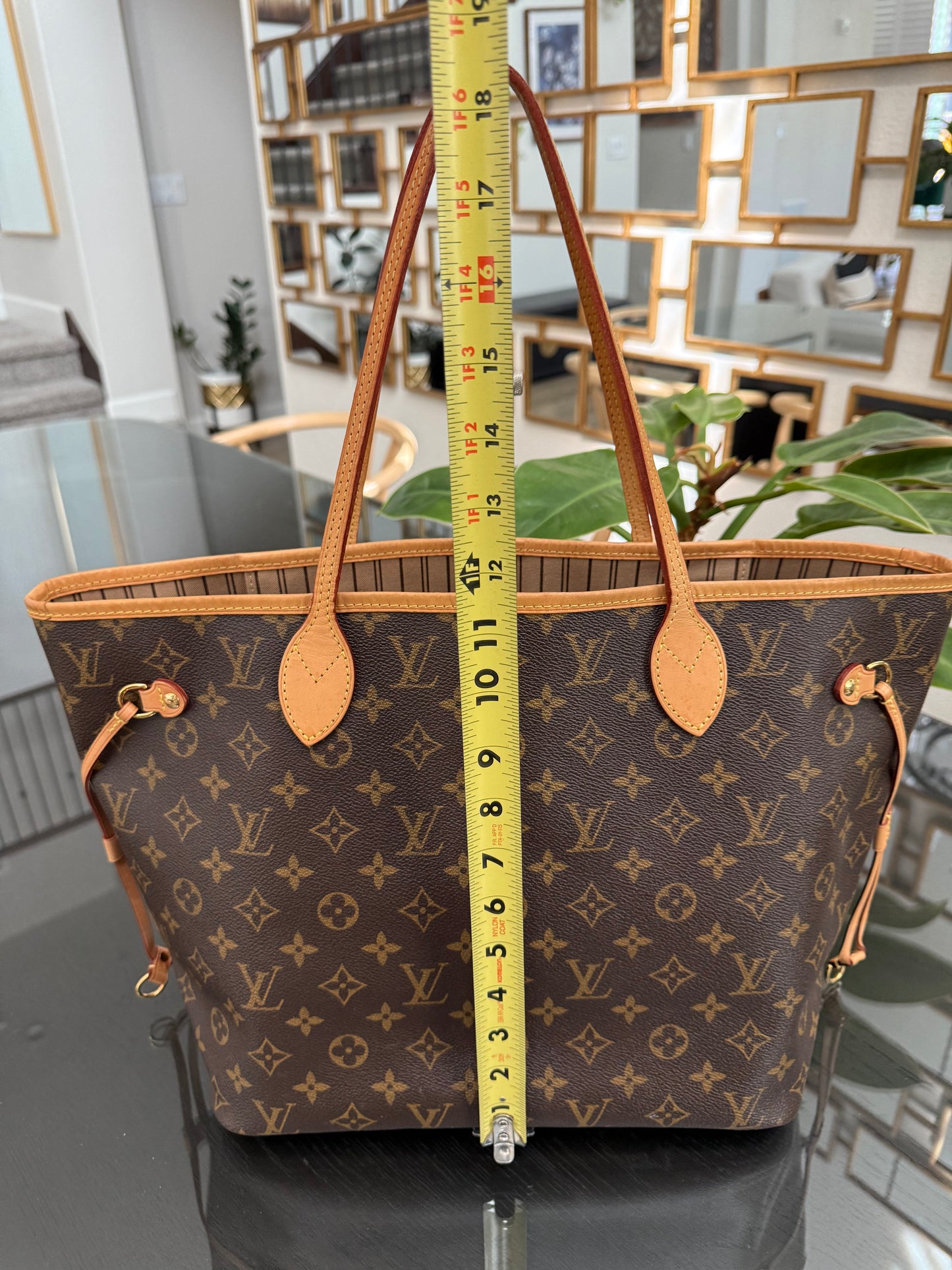 Neverfull MM in Monogram with Dustbag and Insert Organizer 📅 Year: 2017