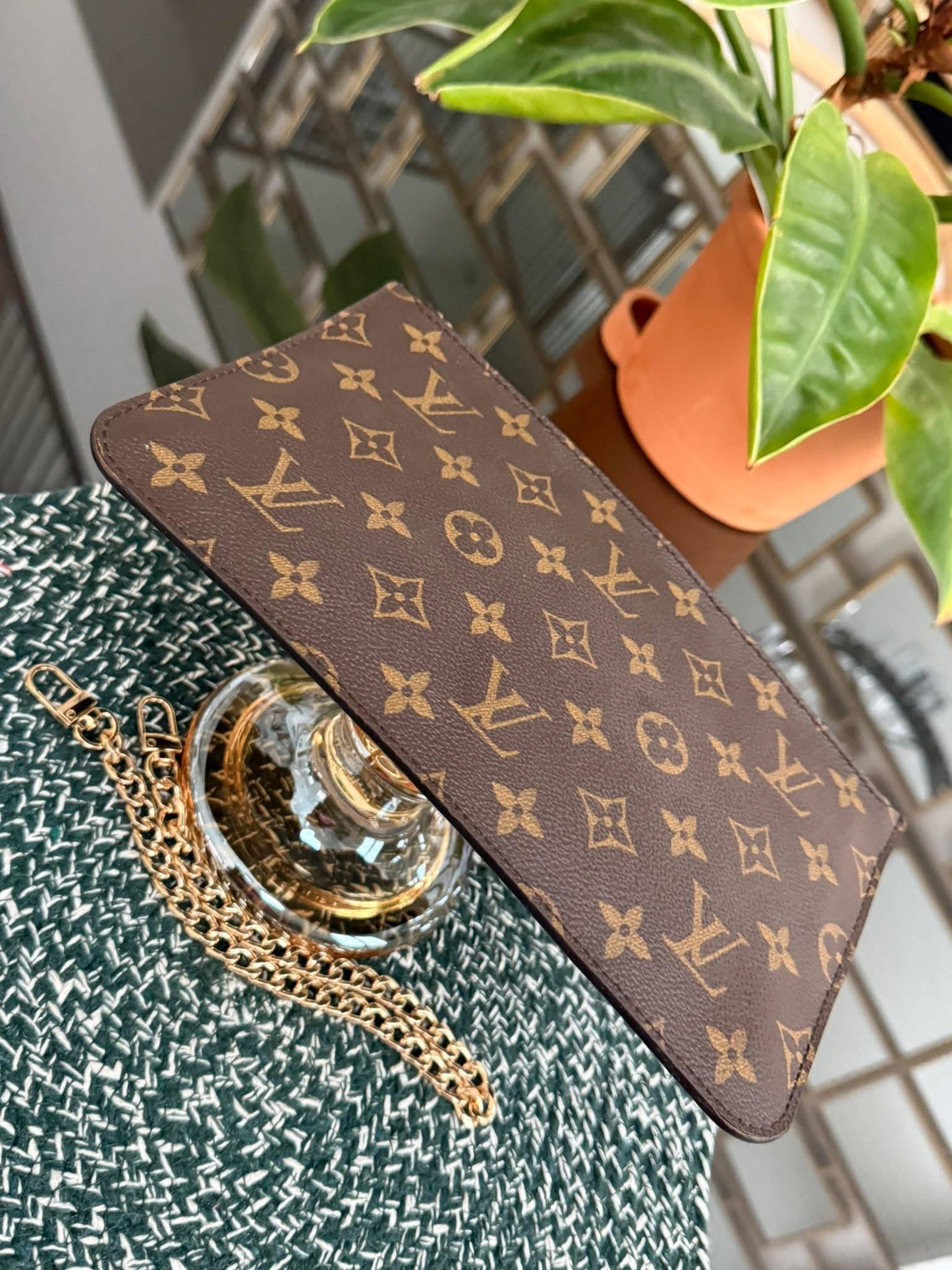 Neverfull MM/ GM Pouch with Non branded Wriststrap 🗓️ Year: 2018