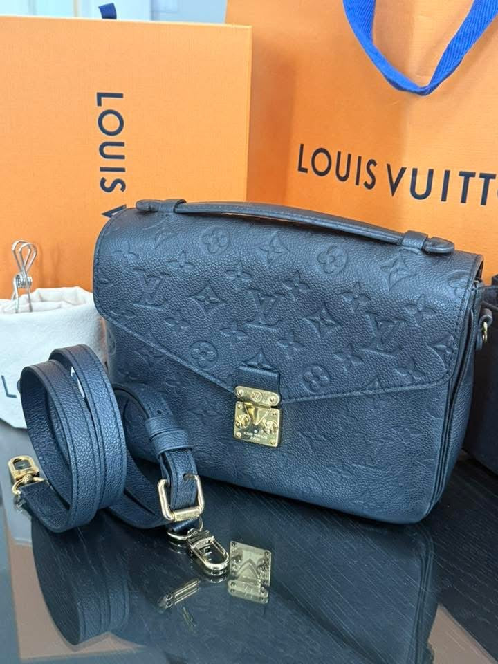 Pochette Metis Empreinte Noir in Black (Microchipped with Complete Inclusions) 💐🌸