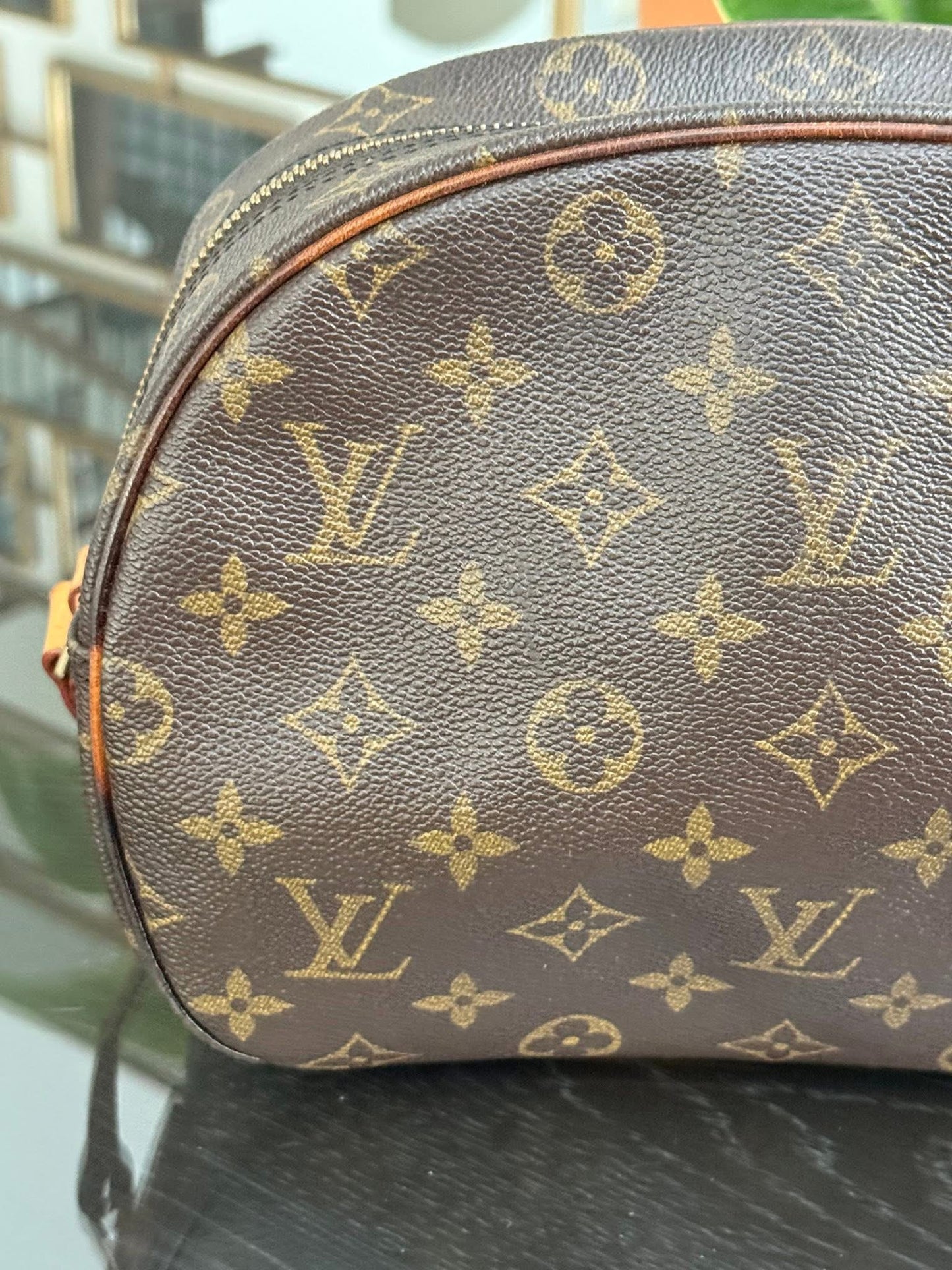 Blois Crossbody -🗓️ Year: 1994