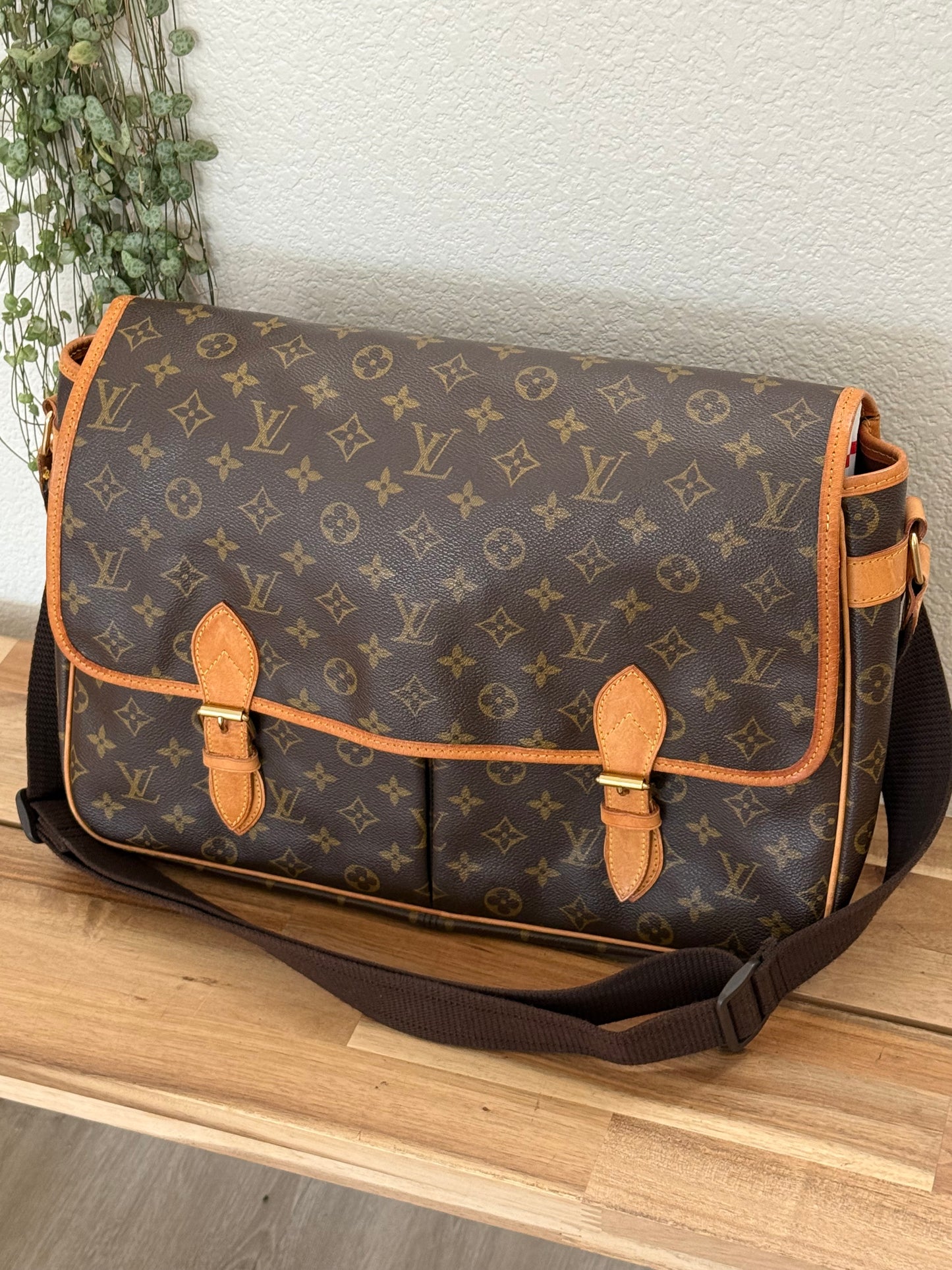 Gibeciere GM Crossbody - 📅 Year: 1997