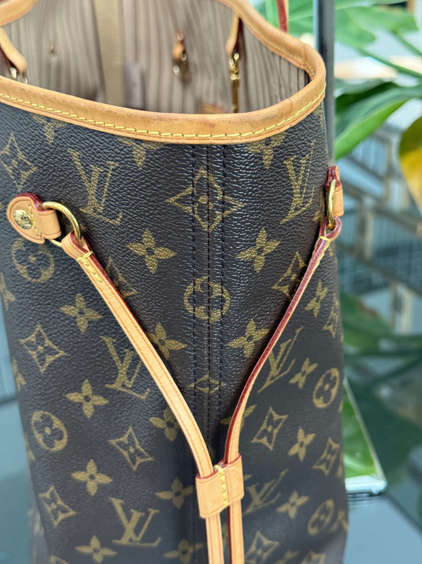 Neverfull MM in Monogram with Dustbag and Insert Organizer 📅 Year: 2017