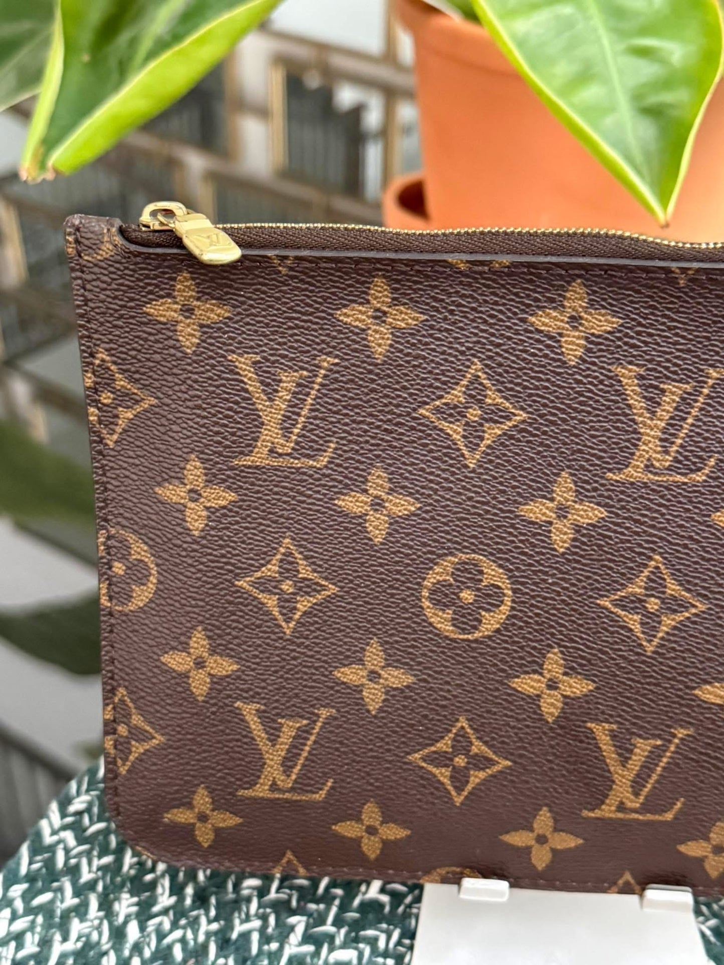 Neverfull MM/ GM Pouch with Non branded Wriststrap 🗓️ Year: 2018