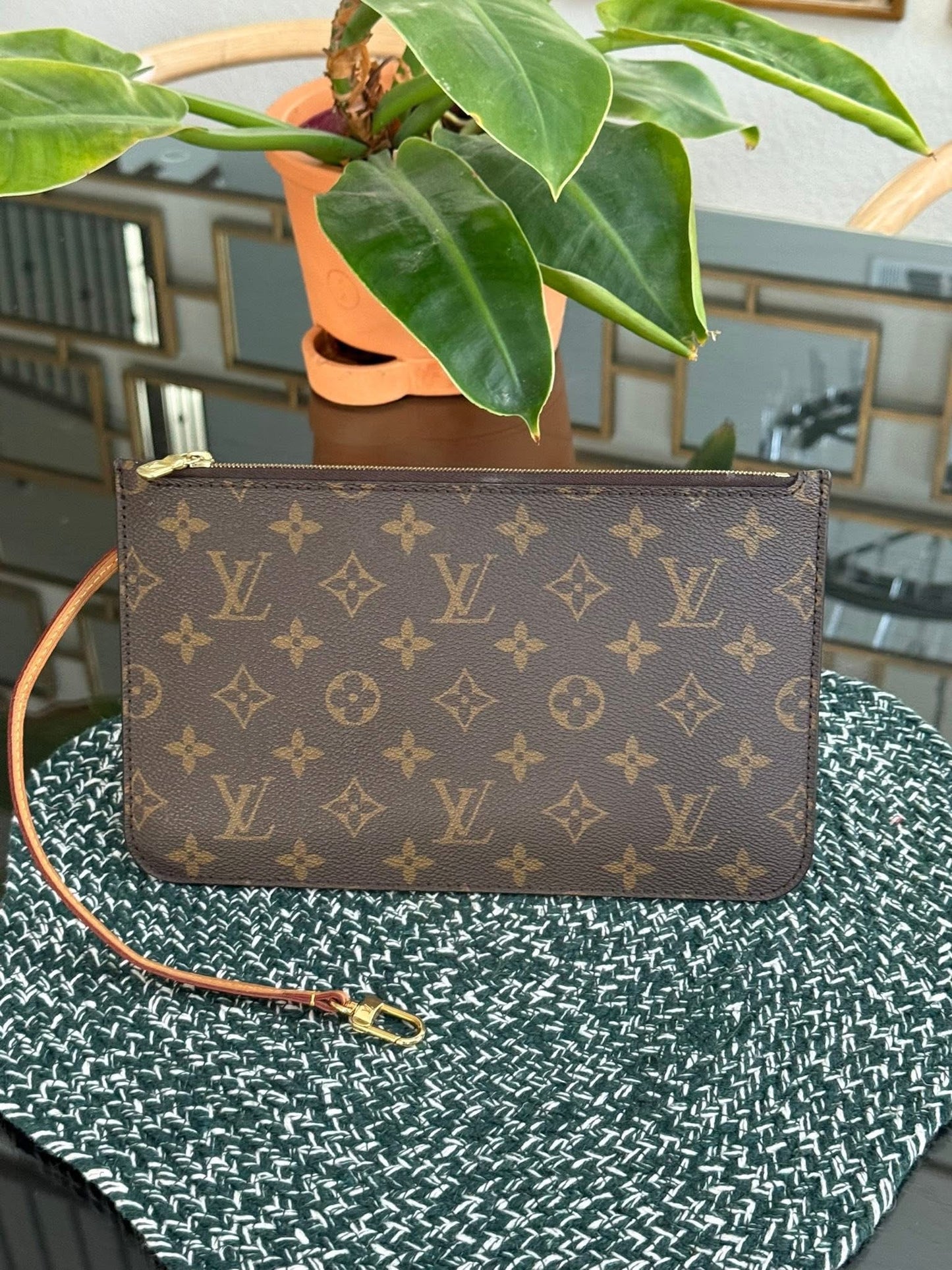 Neverfull MM/GM Pouch with Wriststrap 🗓️ Year: 2021
