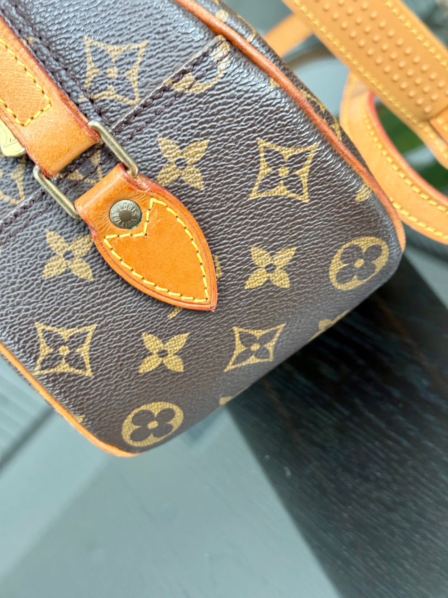 Blois Crossbody -🗓️ Year: 1995