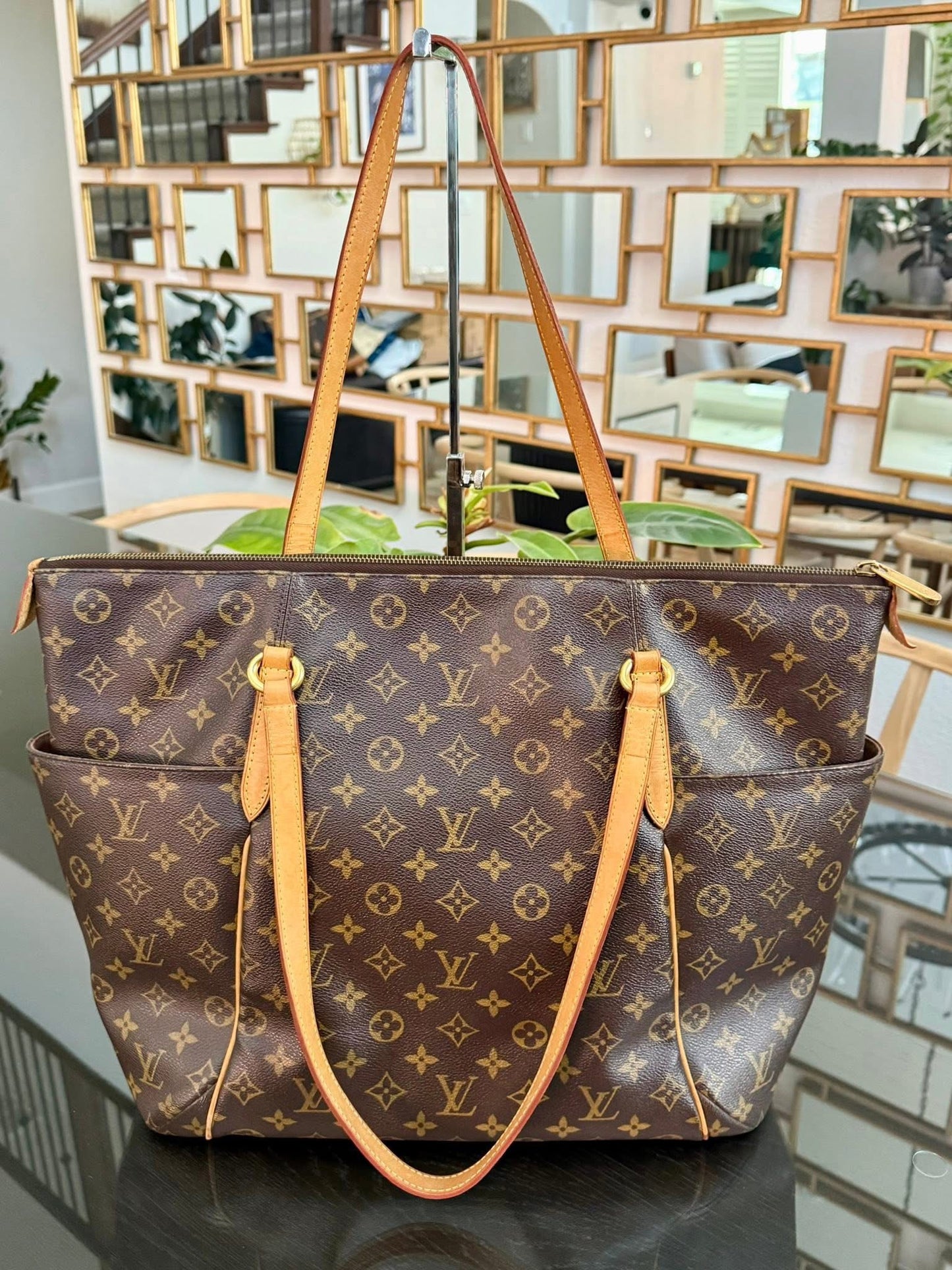 Totally GM in Monogram with Dustbag and Non branded Twilly 📅 Year: 2015