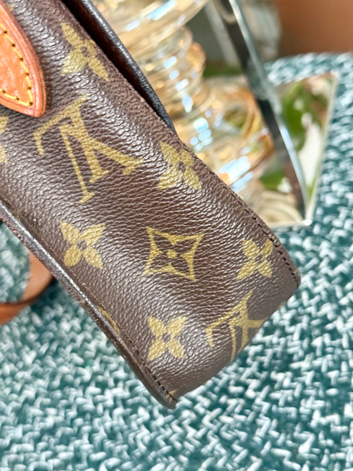 St. Cloud GM in Monogram 📅 Circa 80’s
💥No Peeling and No Stickiness💥