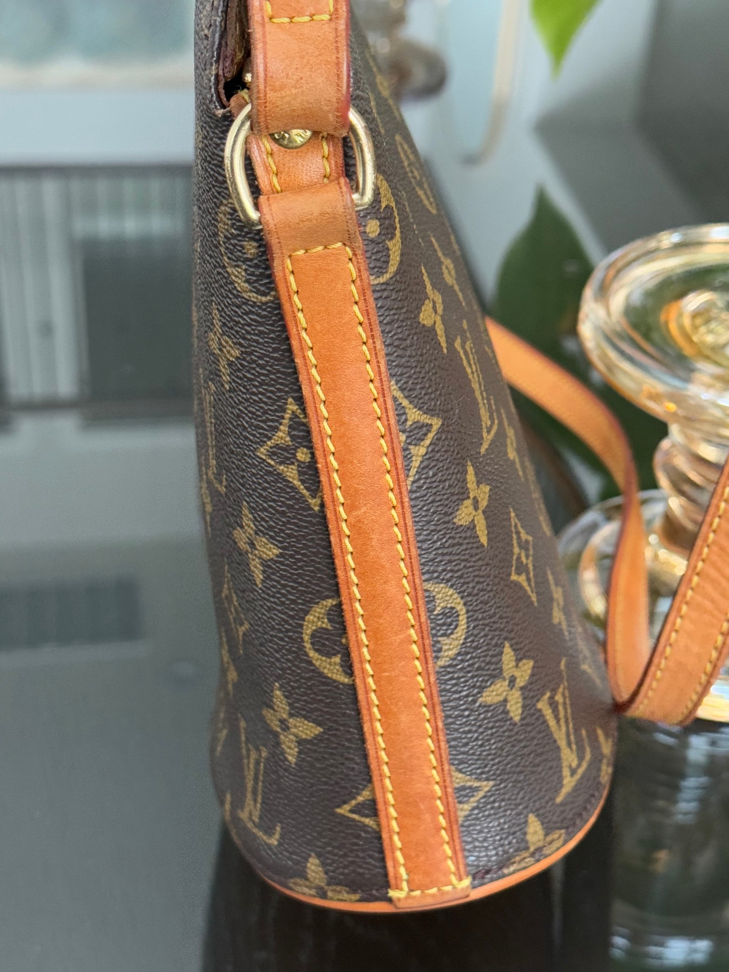 Drouot Crossbody -
📅 Year: 2001