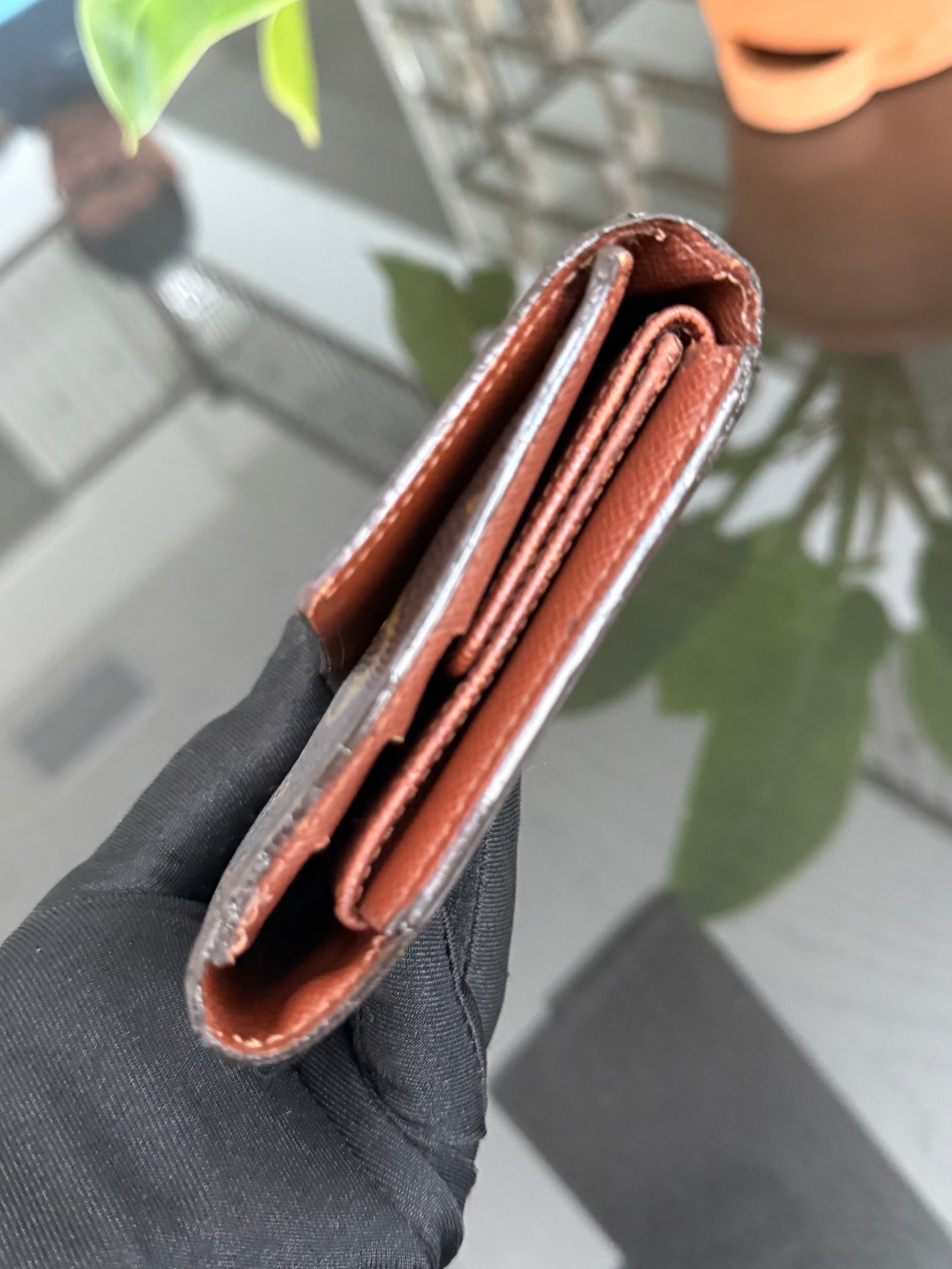 International Wallet with 8 Cardholders 🗓️ Year: 2000