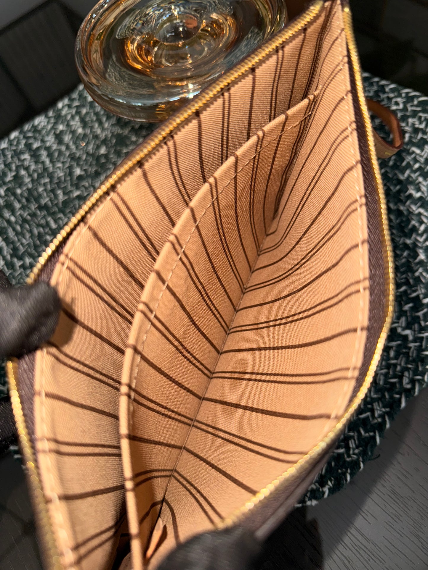 Neverfull MM/ GM Pouch with Wriststrap 🗓️ Year: 2020