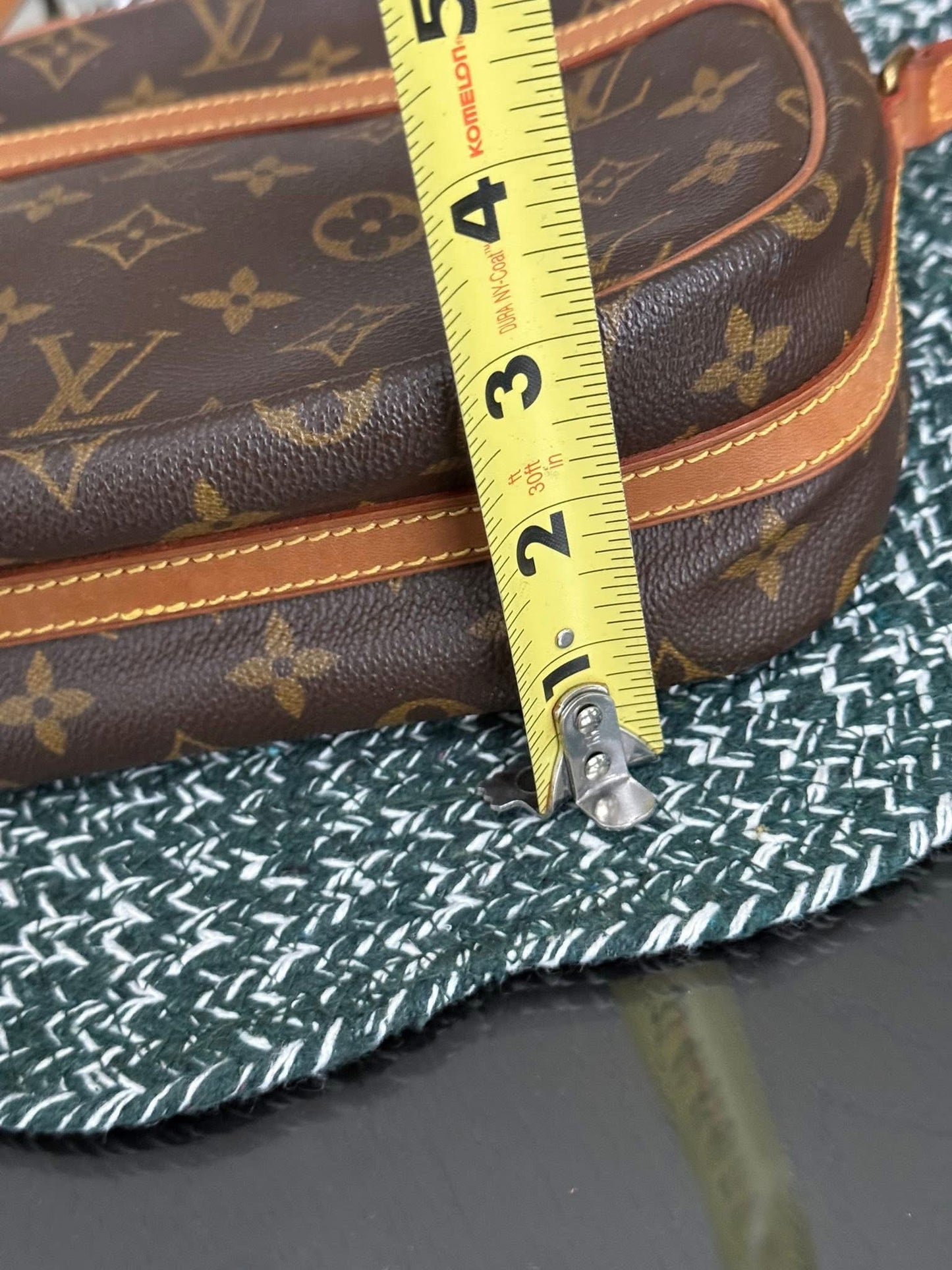 Senlis Crossbody - 🗓️ Year: 1991