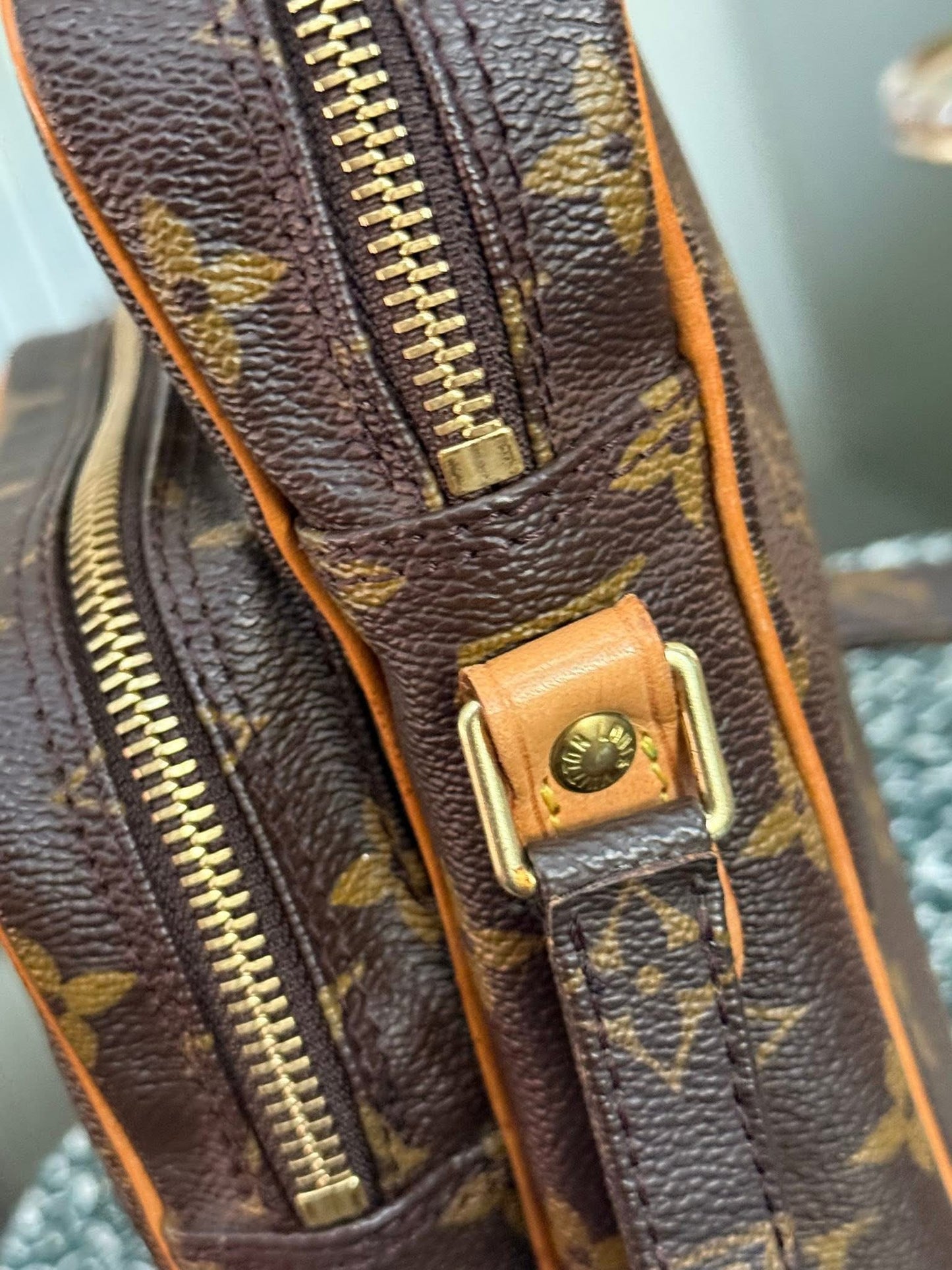 Amazon PM Crossbody 🗓️ Year: 2000
