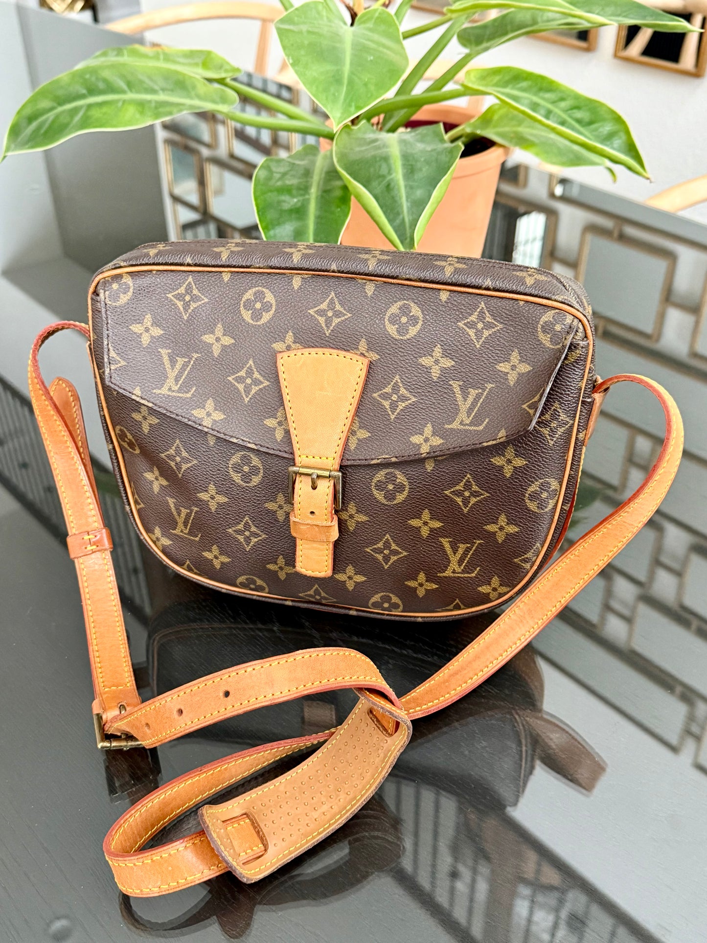 Jeaunefille GM Crossbody 📅 Year: 1987