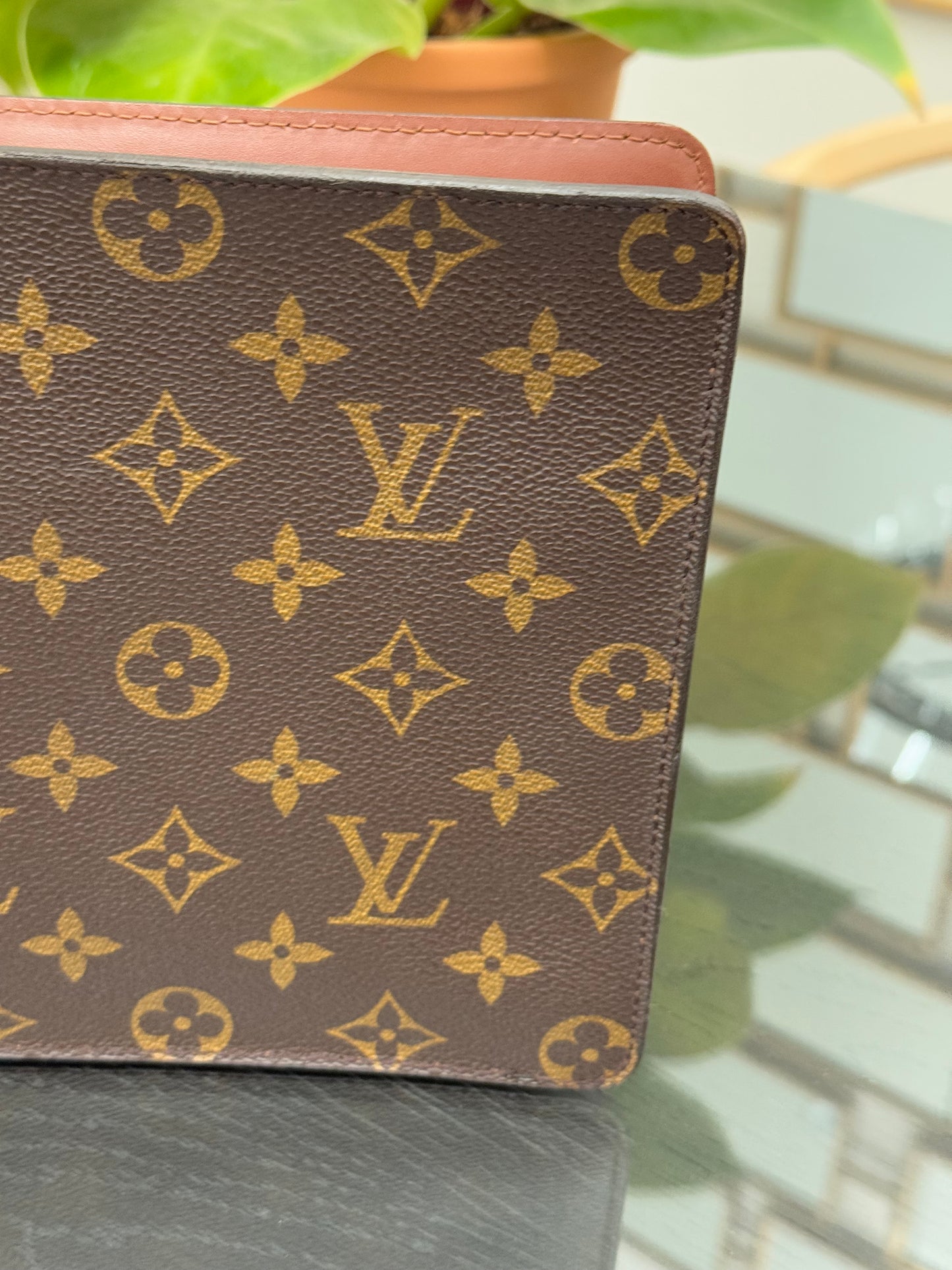 Pochette Homme with Generic Crossbody -🗓️ Year: 1995