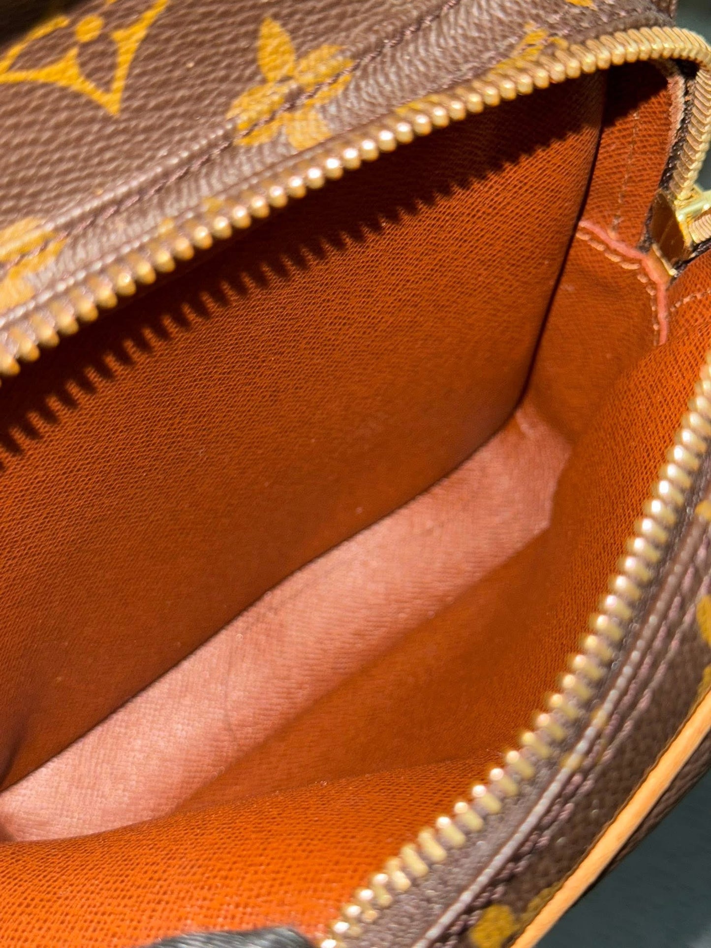 Amazon Crossbody Bag 🗓️ Year: 2000