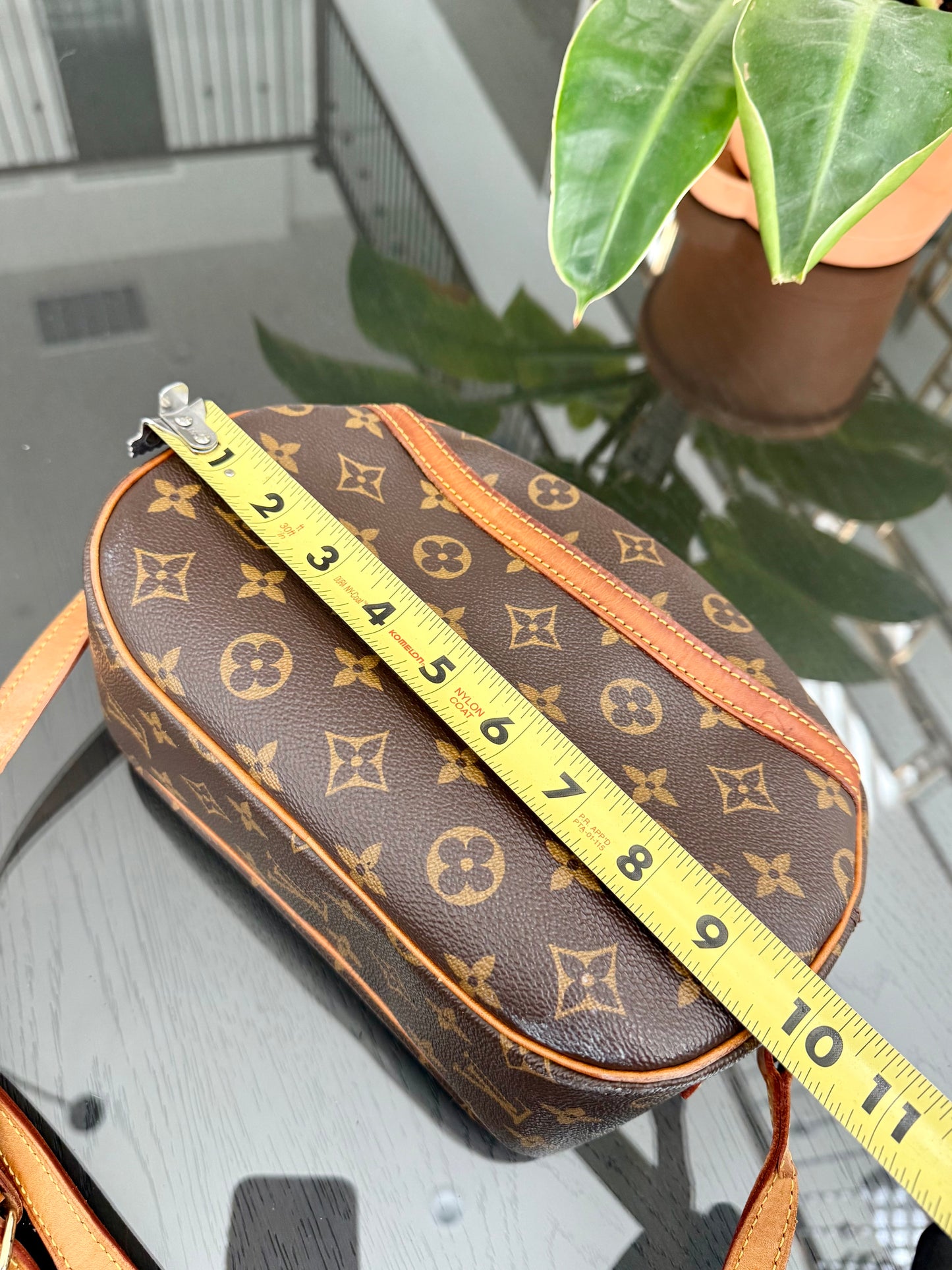 Blois Crossbody -🗓️ Year: 1995