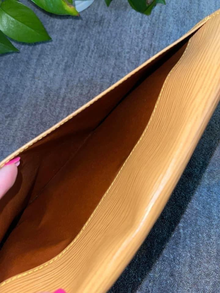 Epi Montaigne Clutch in Winnipeg Beige -Year: 1987
