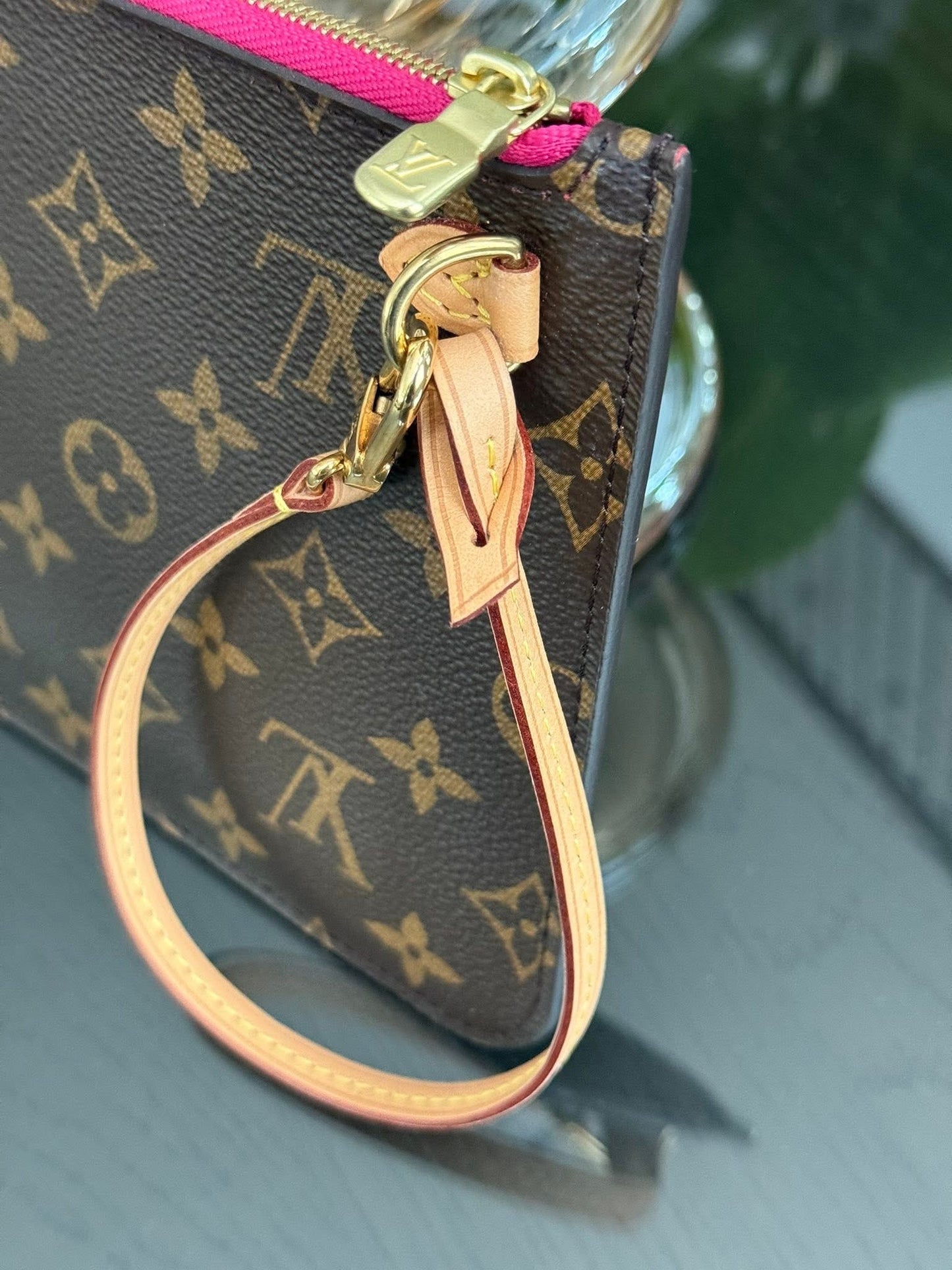 Neverfull MM/GM Pouch in Peony 🗓️ Year: 2016