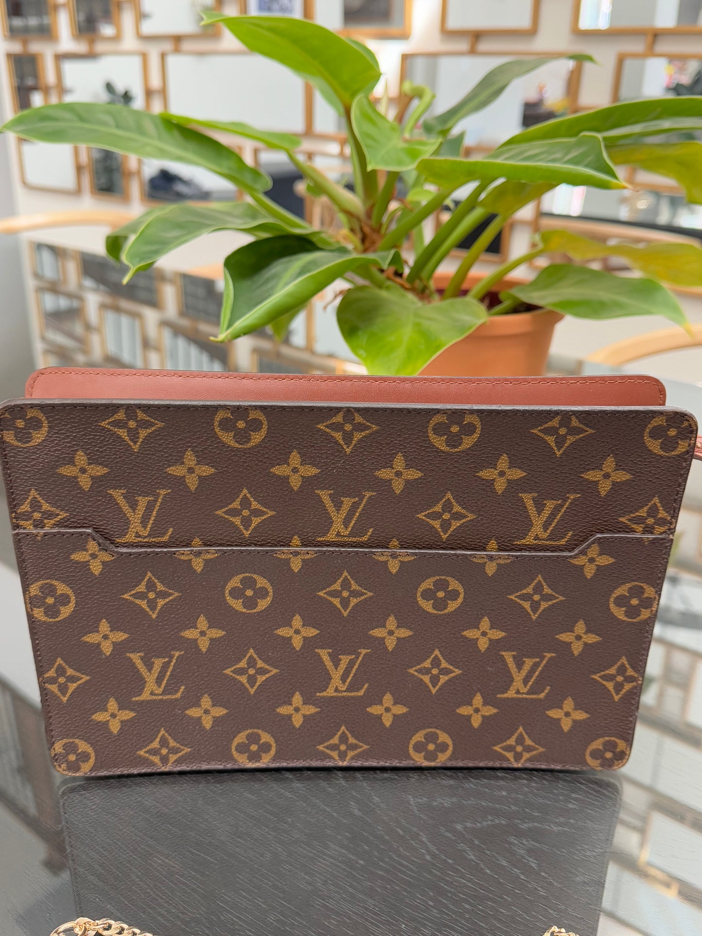Pochette Homme with Generic Crossbody -🗓️ Year: 1995