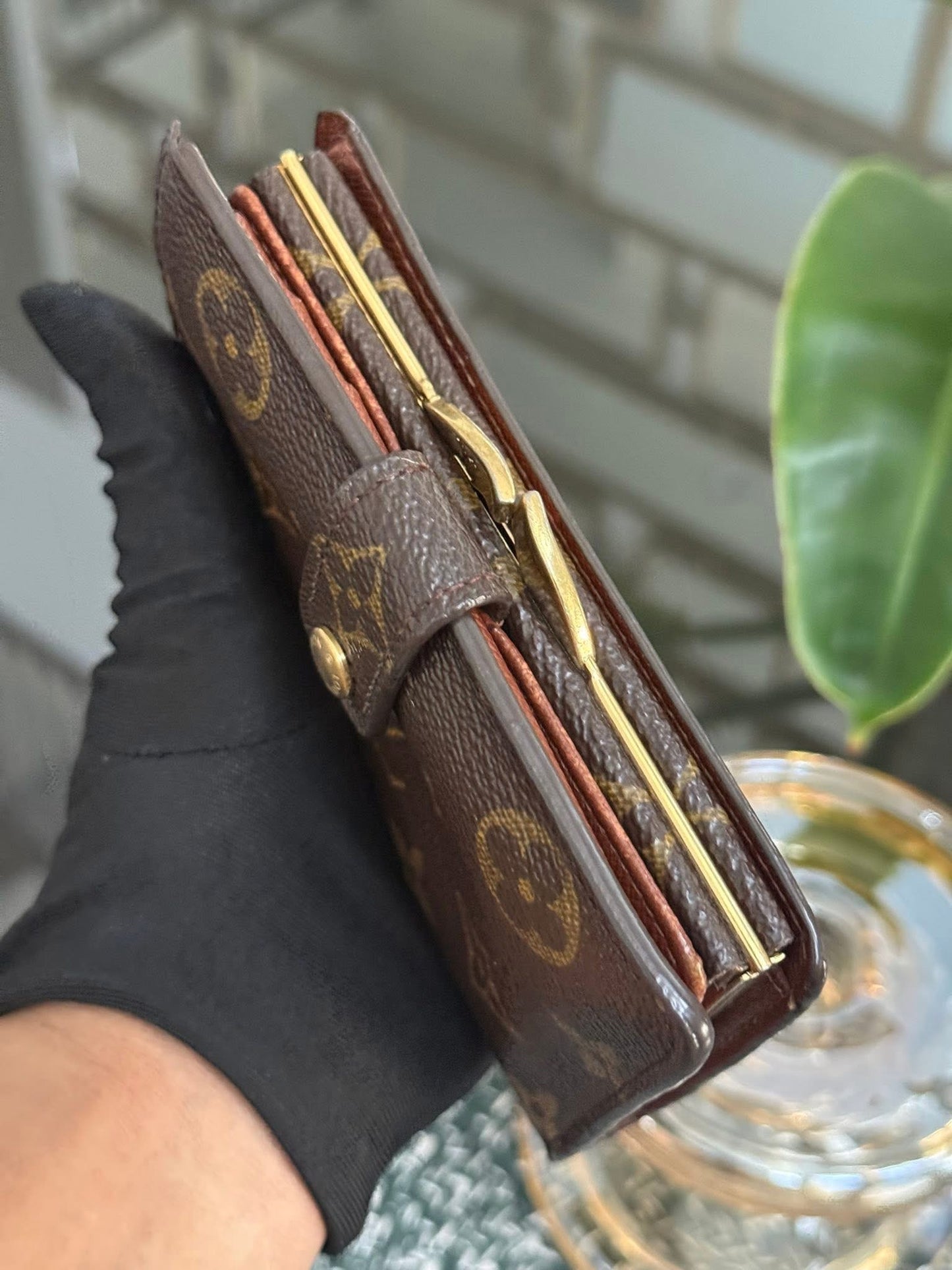 Kisslock Wallet in Monogram 🗓️ Year: 2001