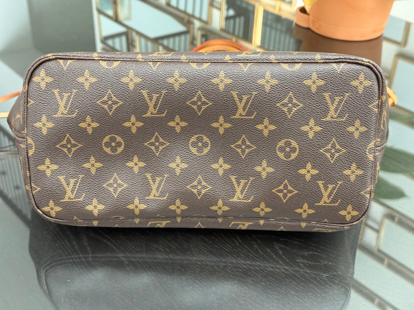 Neverfull MM in Monogram with Dustbag and Insert Organizer 📅 Year: 2017