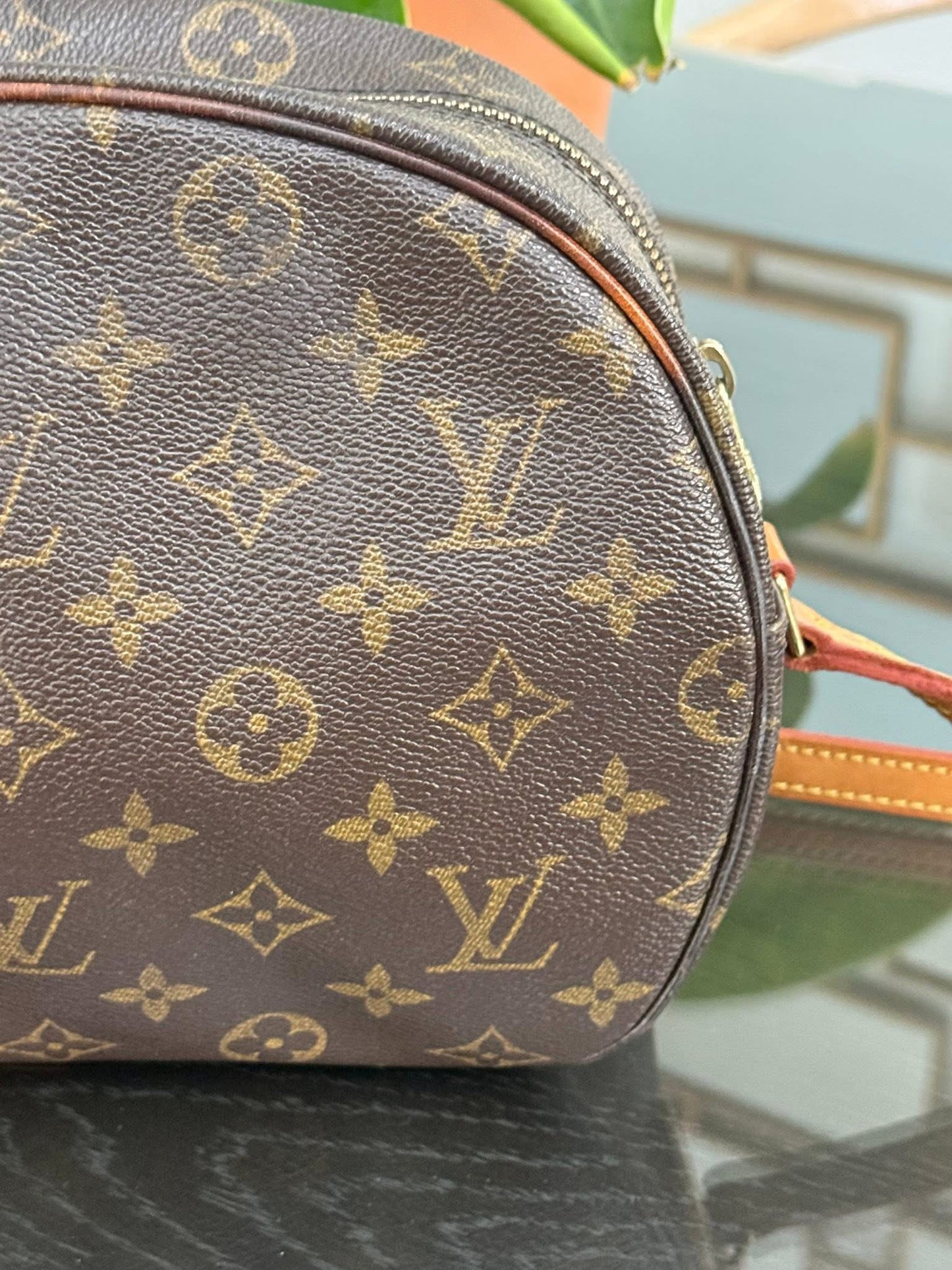 Blois Crossbody -🗓️ Year: 1994