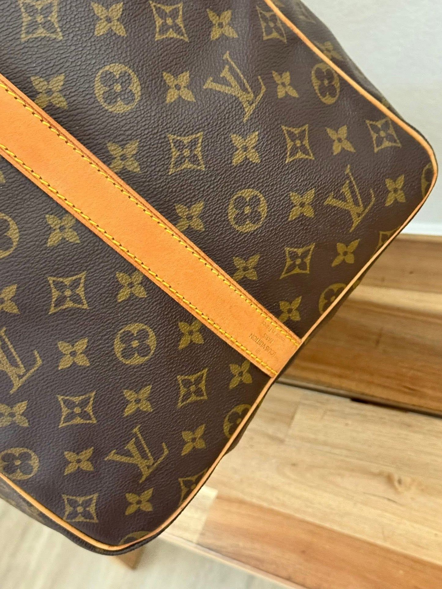 Keepall 60 Bandoulier with Original Strap, Luggage Tag and Poignet 📅 Year: 1991