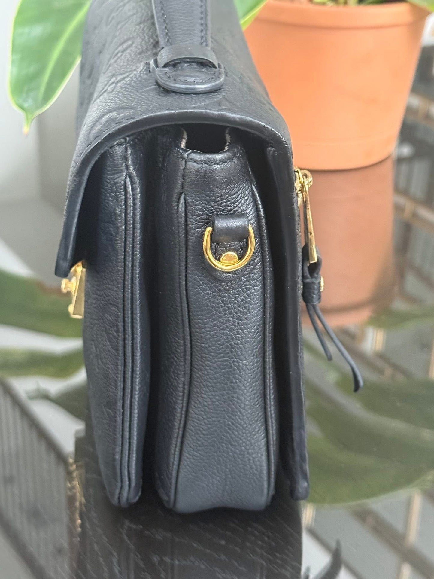 Pochette Metis Empreinte Noir in Black (Microchipped with Complete Inclusions) 💐🌸
